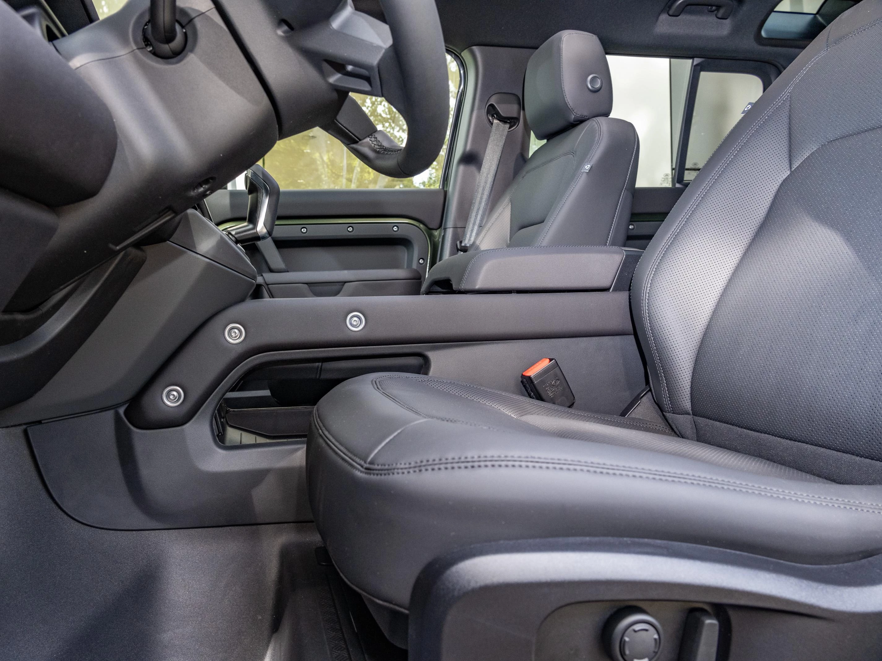 Land Rover Defender D250 X-Dynamic SE