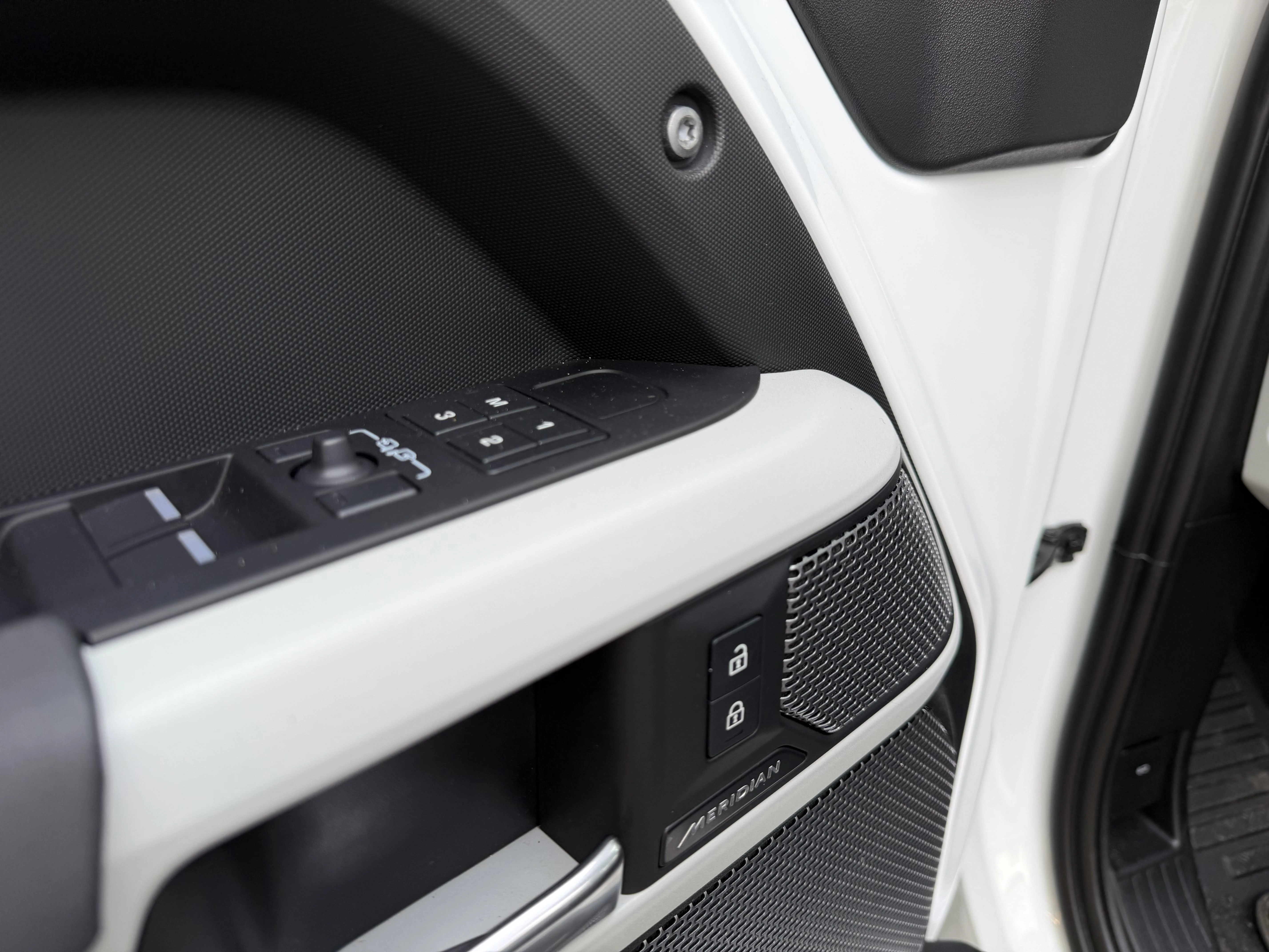 Land Rover Defender 110 D250 SE AWD