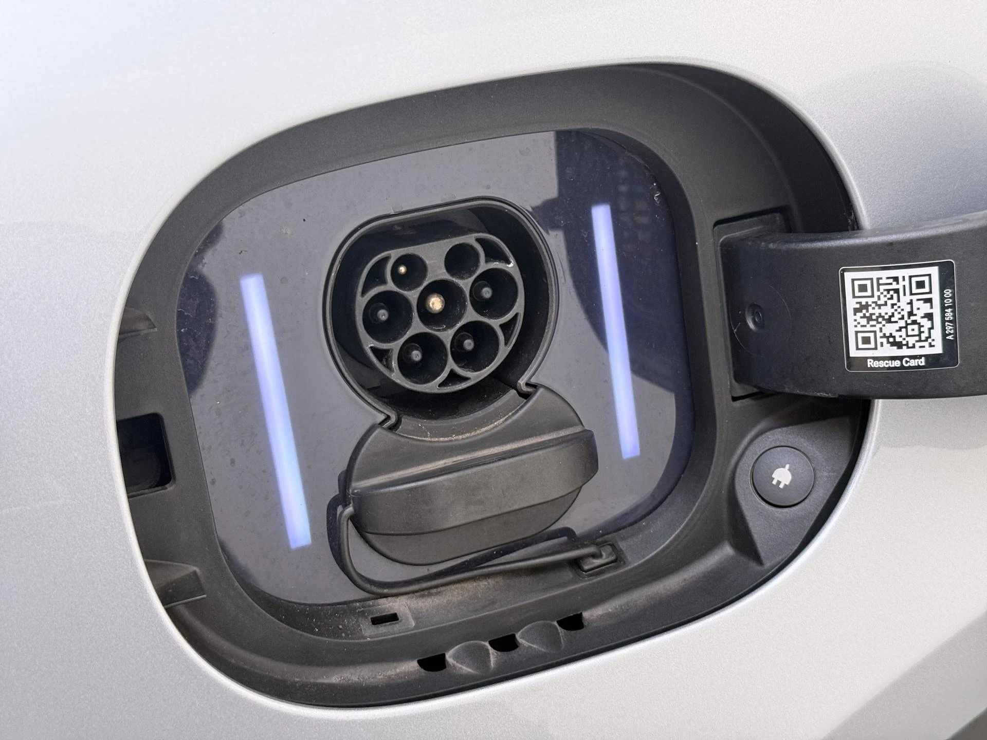 Mercedes-Benz-EQS-image-33