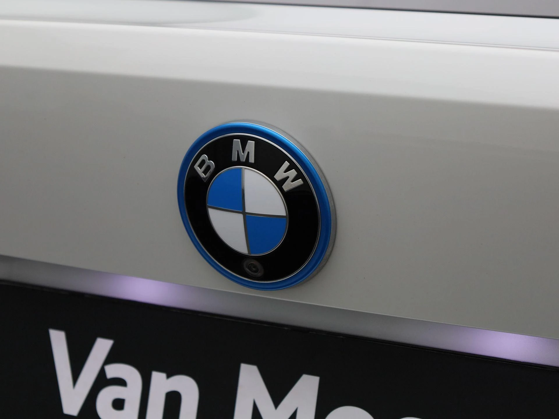 BMW-i4-image-43