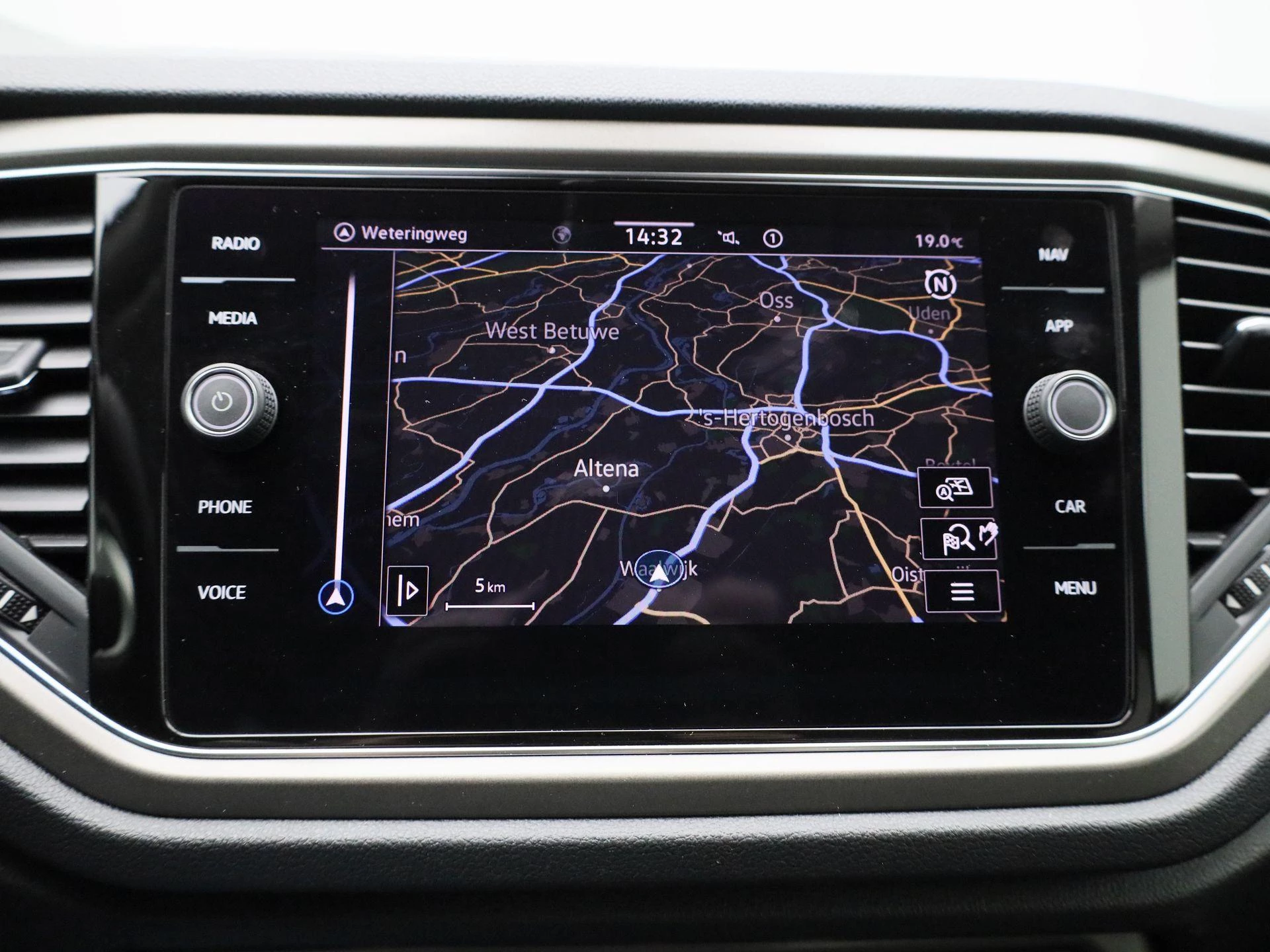 Volkswagen-T-Roc-image-16