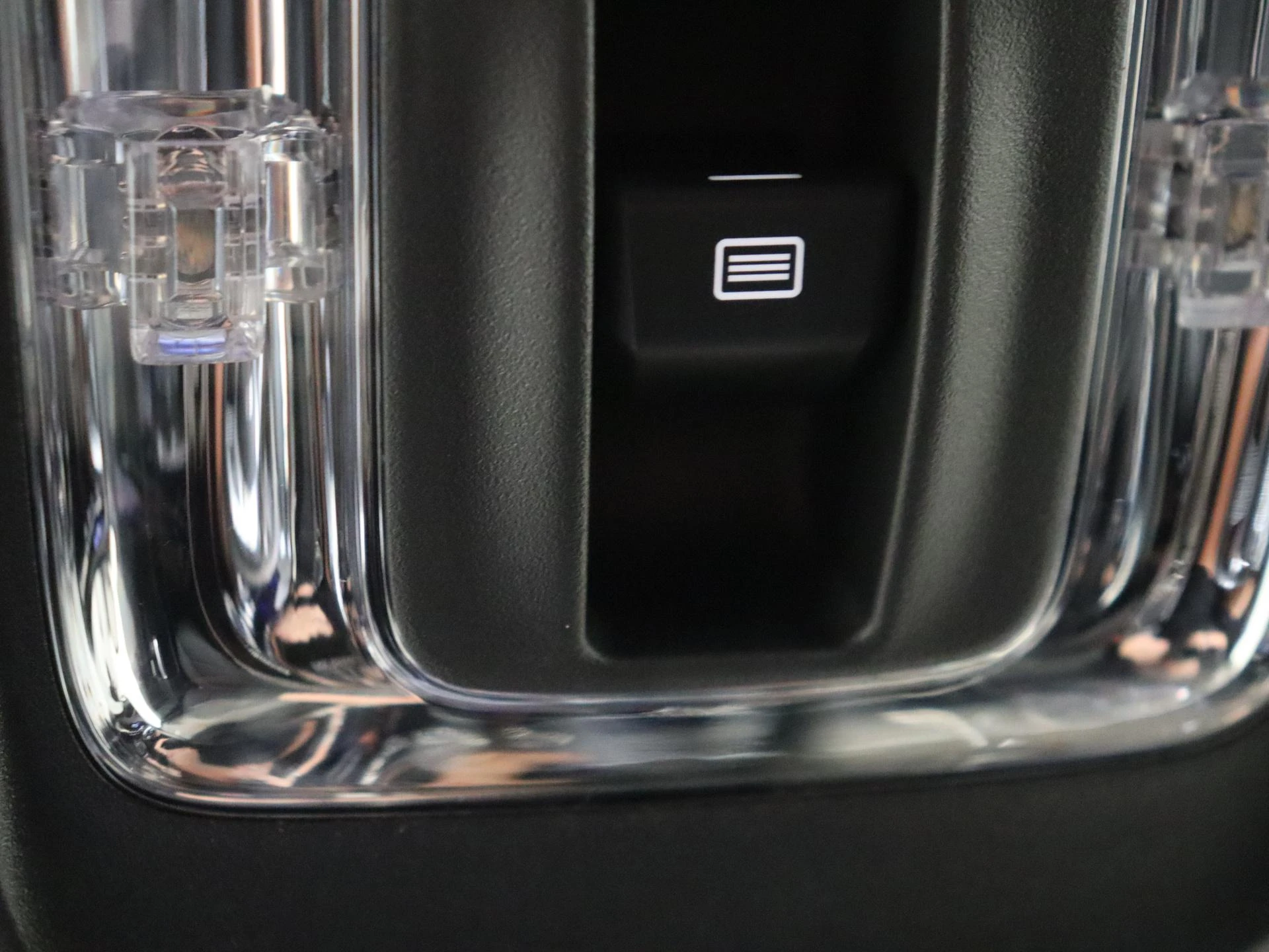 Mercedes-Benz-EQB-image-23