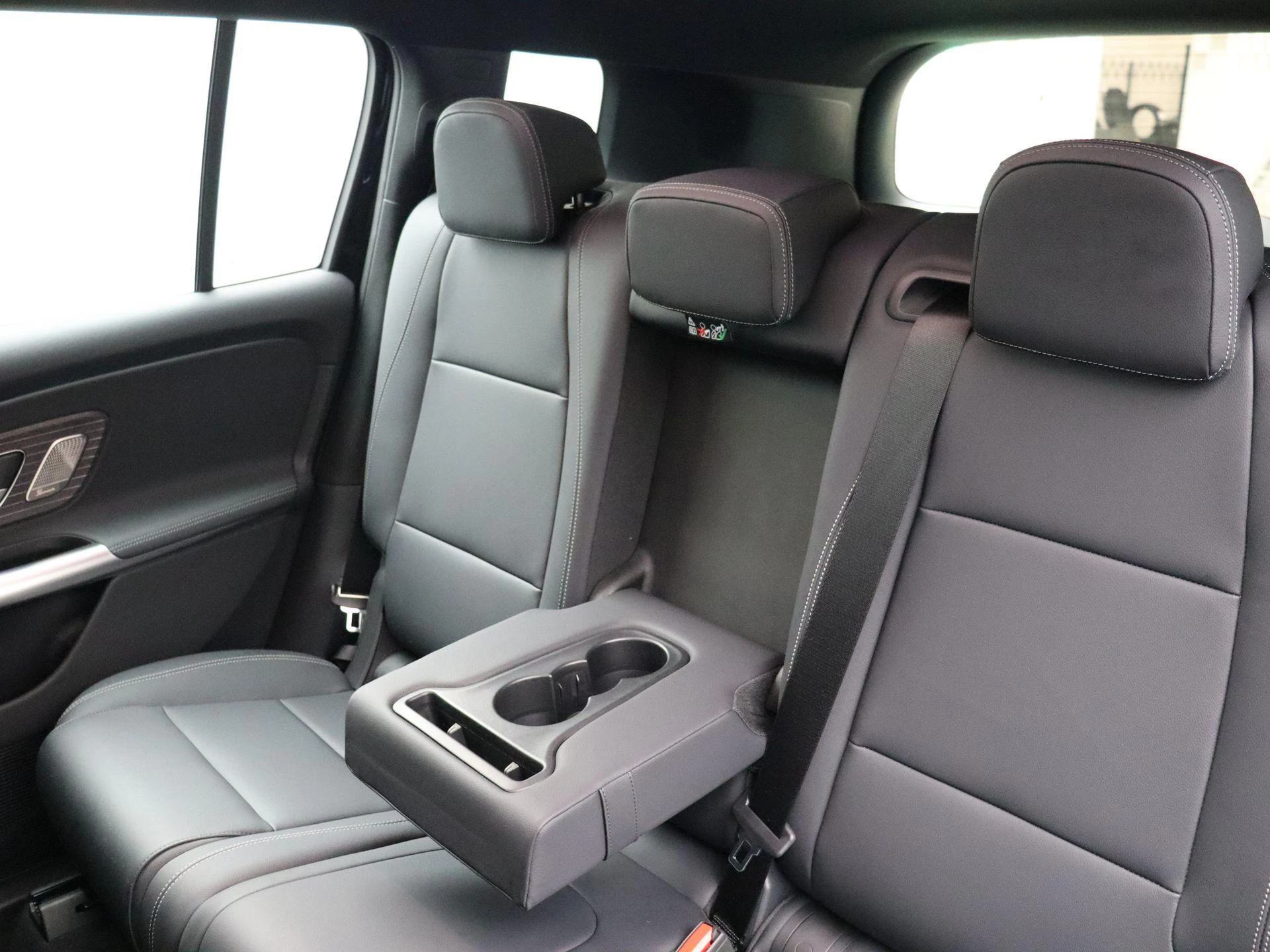 Mercedes-Benz-GLB-image-13