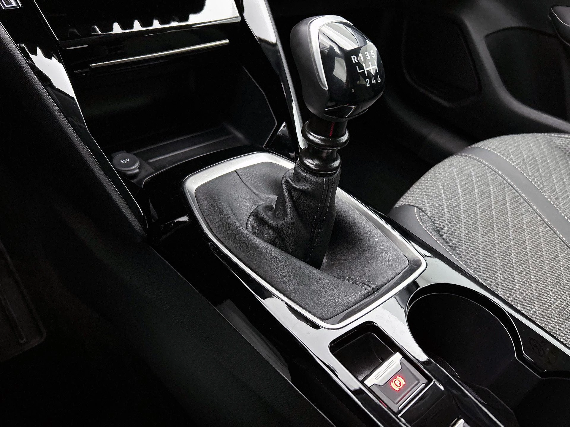 Peugeot-208-image-11