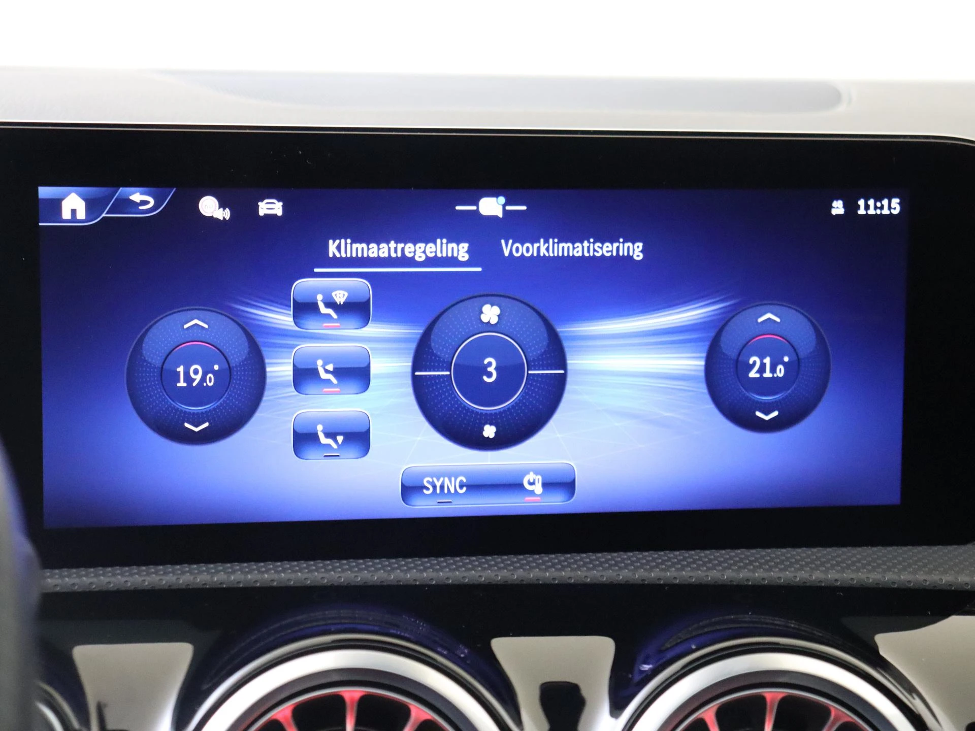 Mercedes-Benz-CLA-image-18