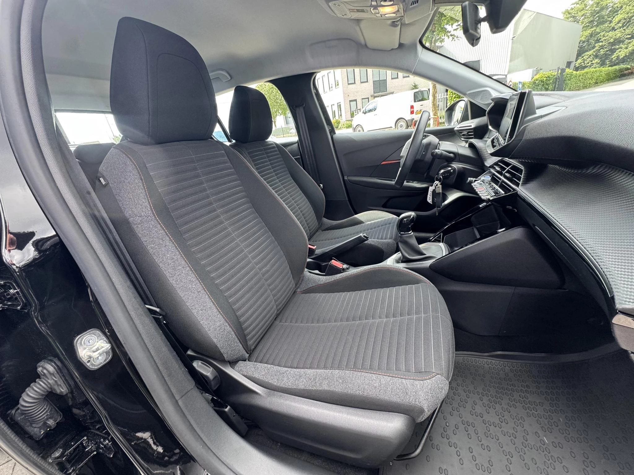 Peugeot-208-image-13