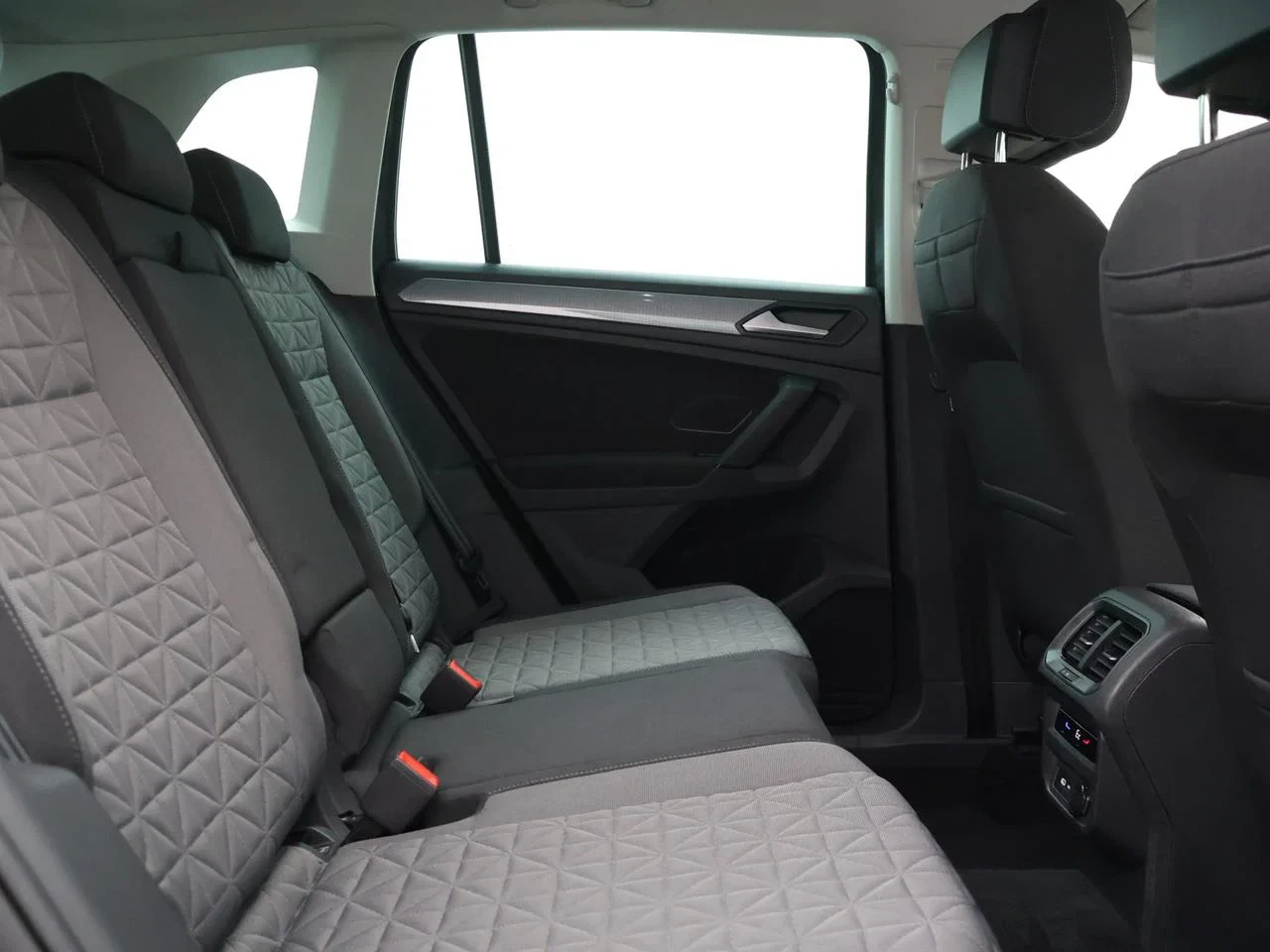 Volkswagen Tiguan eHybrid (PHEV) Tiguan eHybrid 1.4 Life Business 245PK *AUTOMAAT*VIRTUAL COCKPIT*NAVI*APP-CONNECT*CAMERA*PDC*ACC*AIRCO*...*