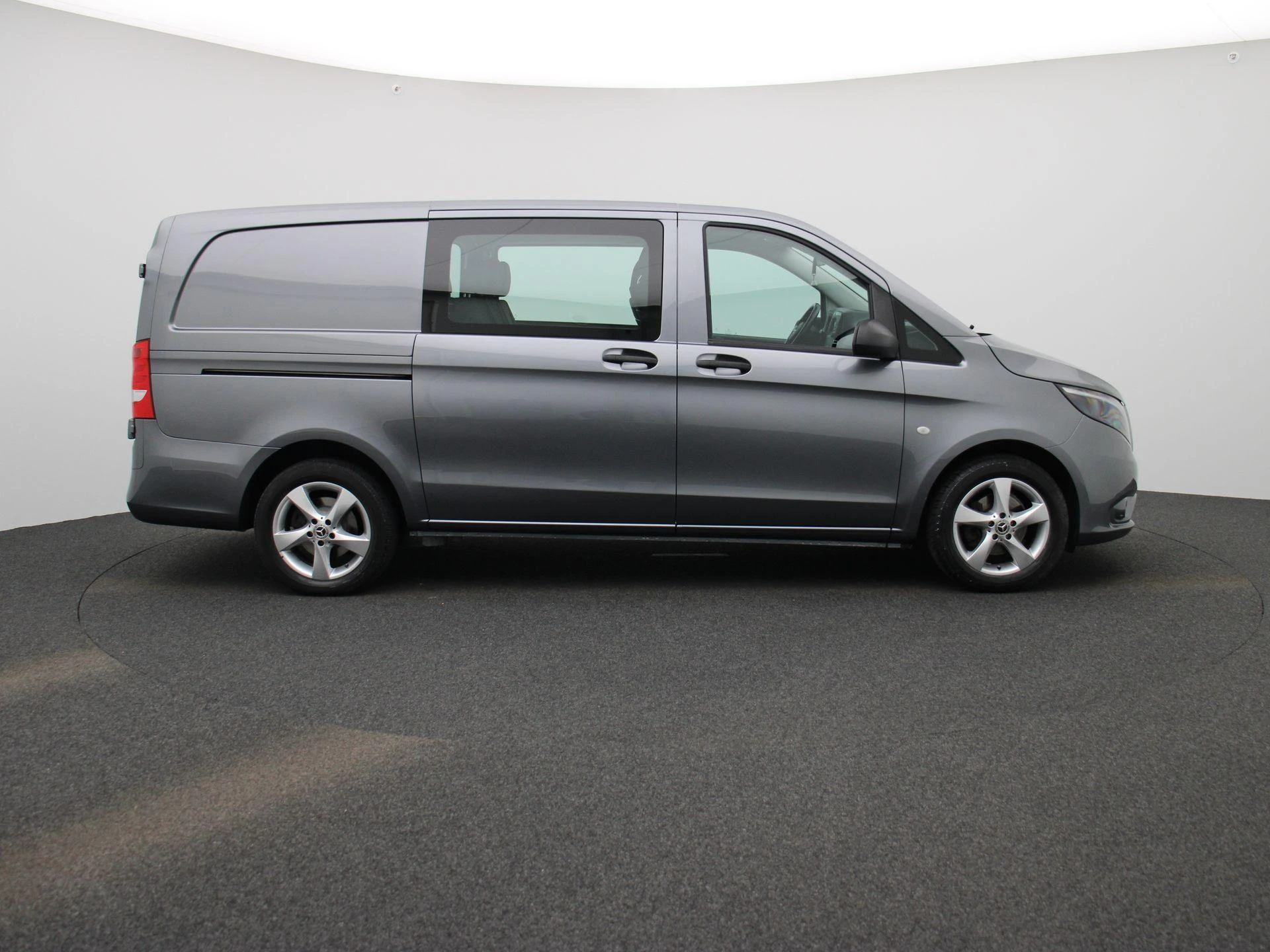 Mercedes-Benz-Vito-image-6