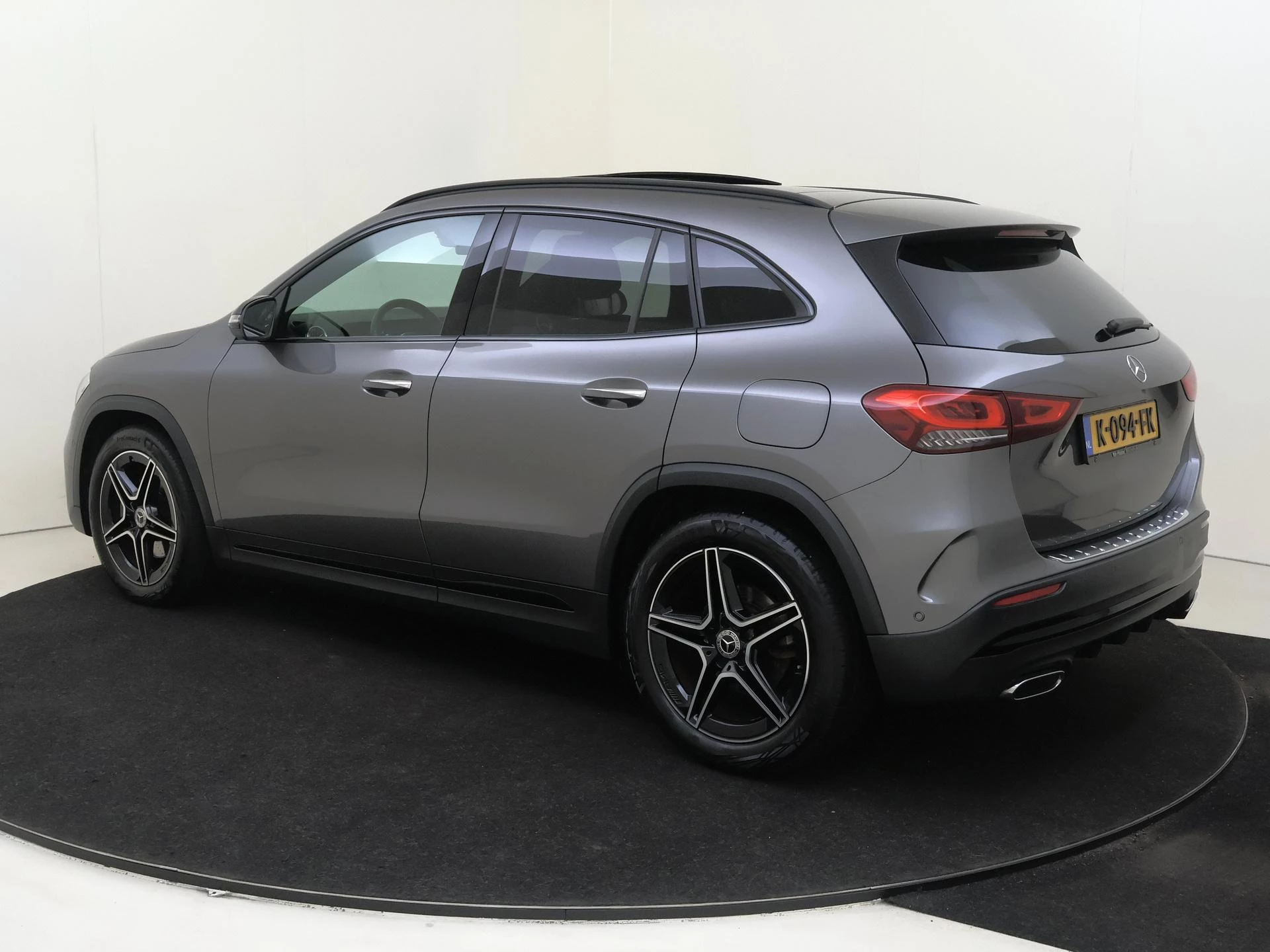 Mercedes-Benz-GLA-image-2