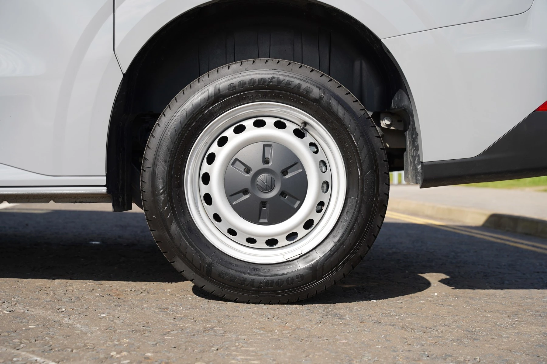 Volkswagen-Transporter-image-38