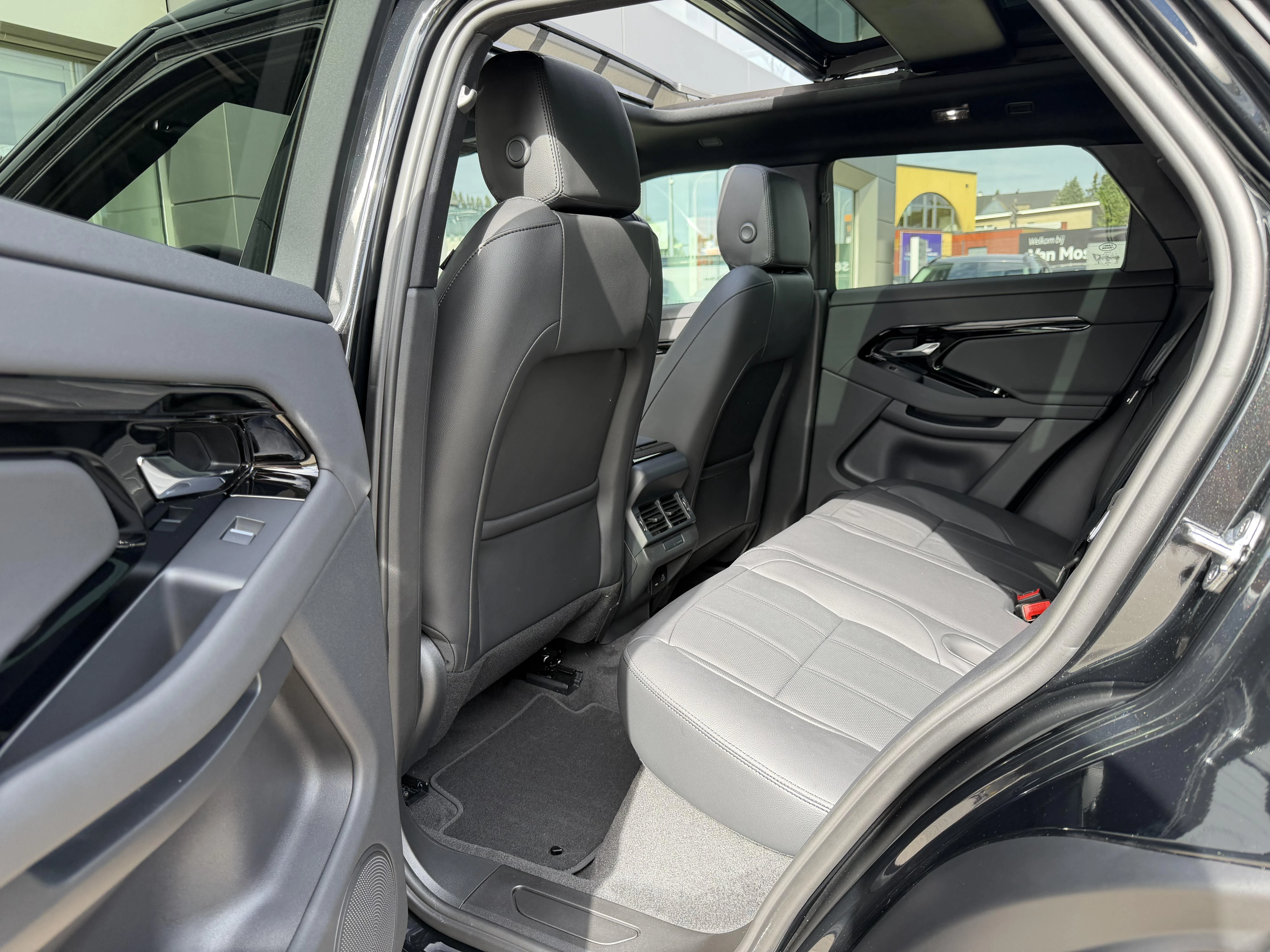 Land Rover-Range Rover Evoque-image-23
