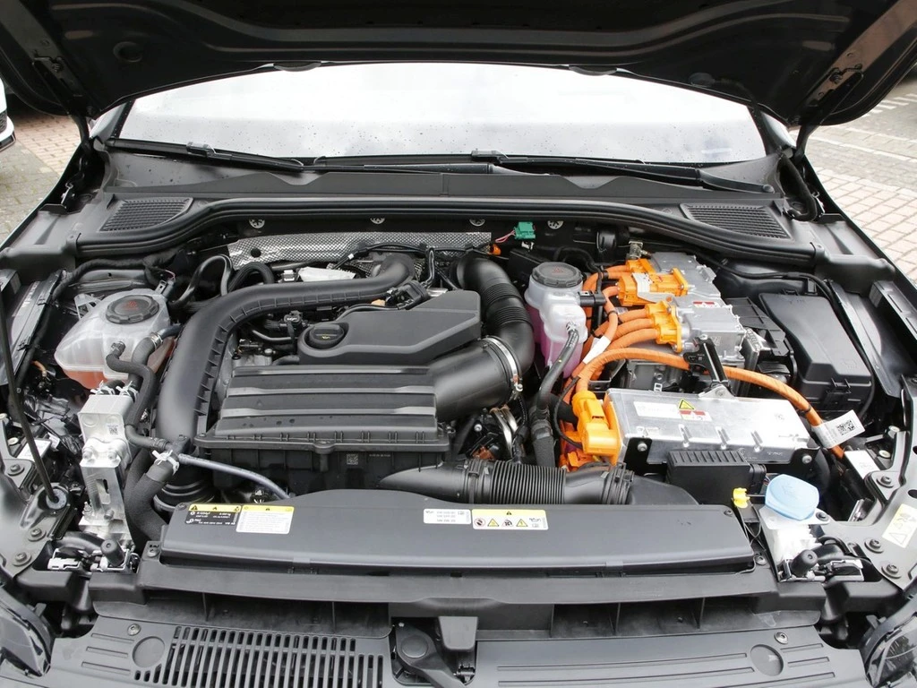 Volkswagen-Golf-image-6
