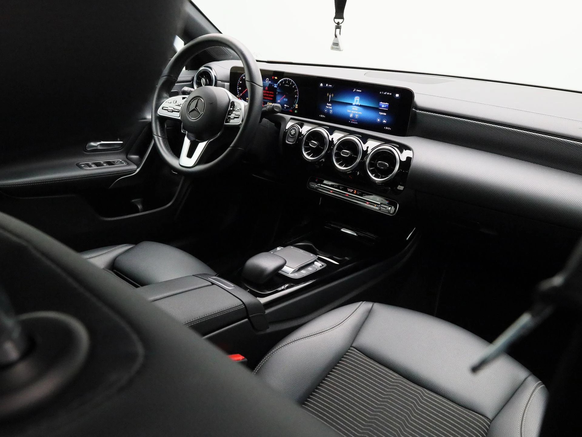 Mercedes-Benz-CLA-image-29