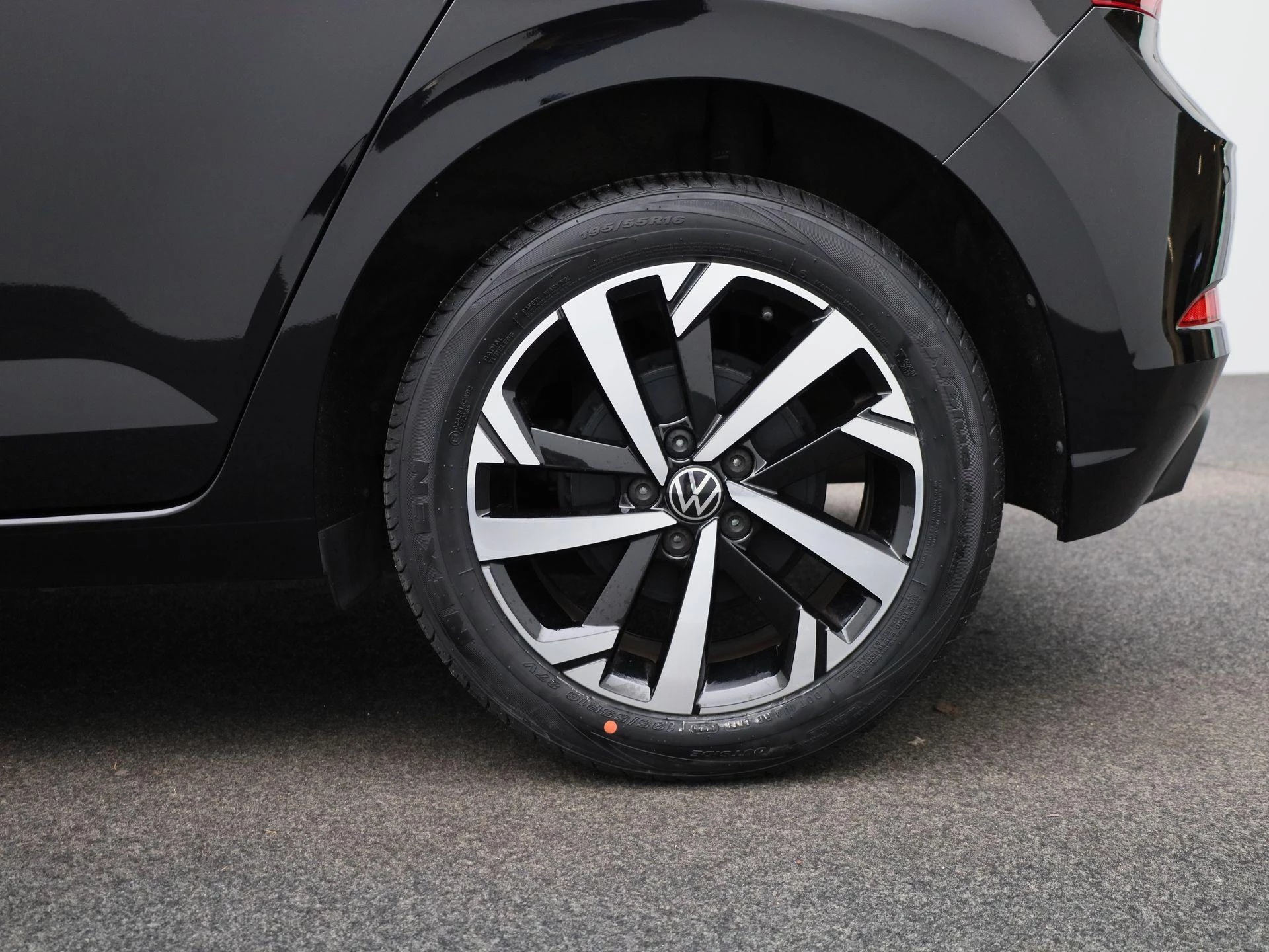 Volkswagen-Polo-image-12