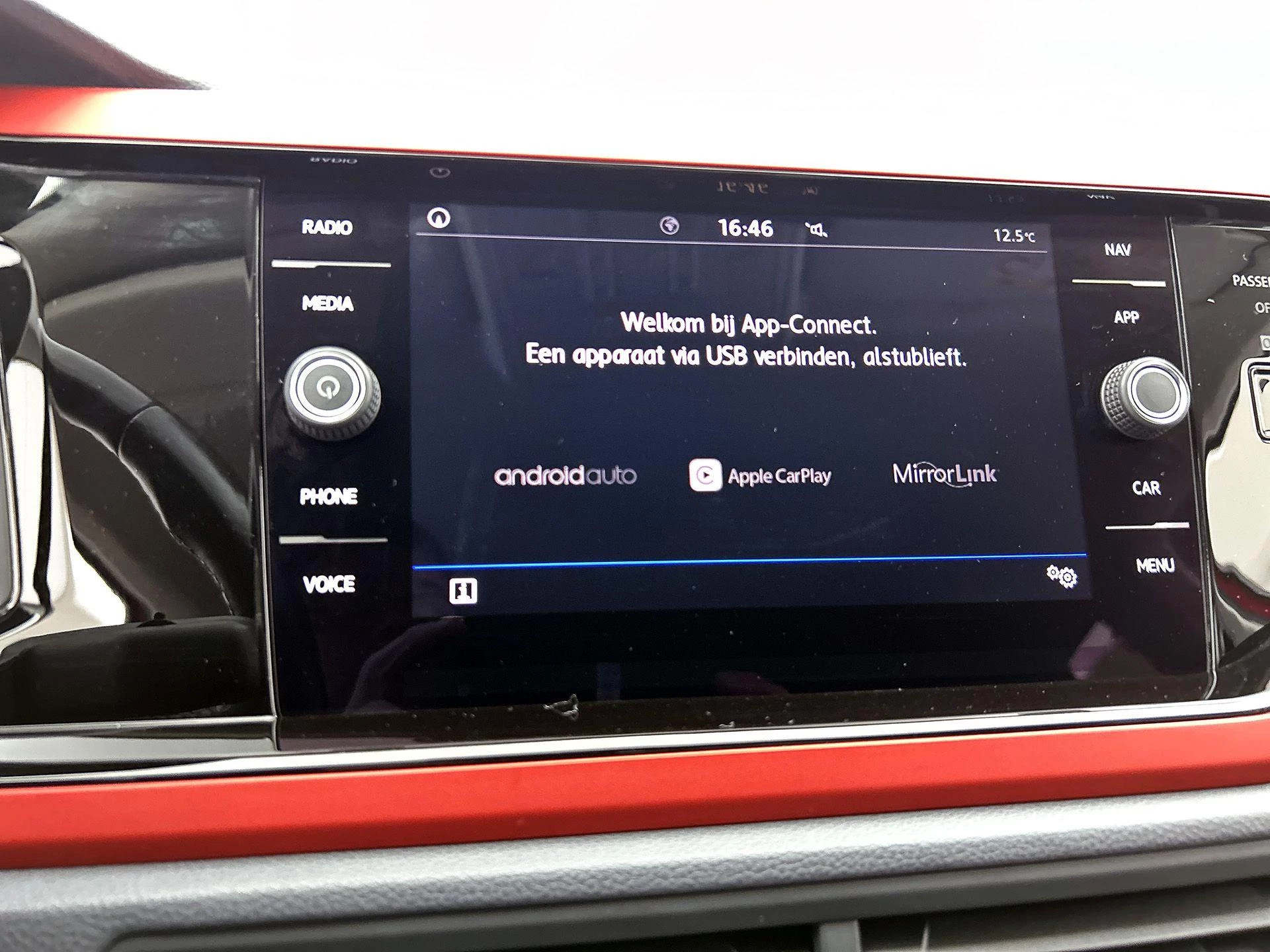 Volkswagen-Polo-image-12