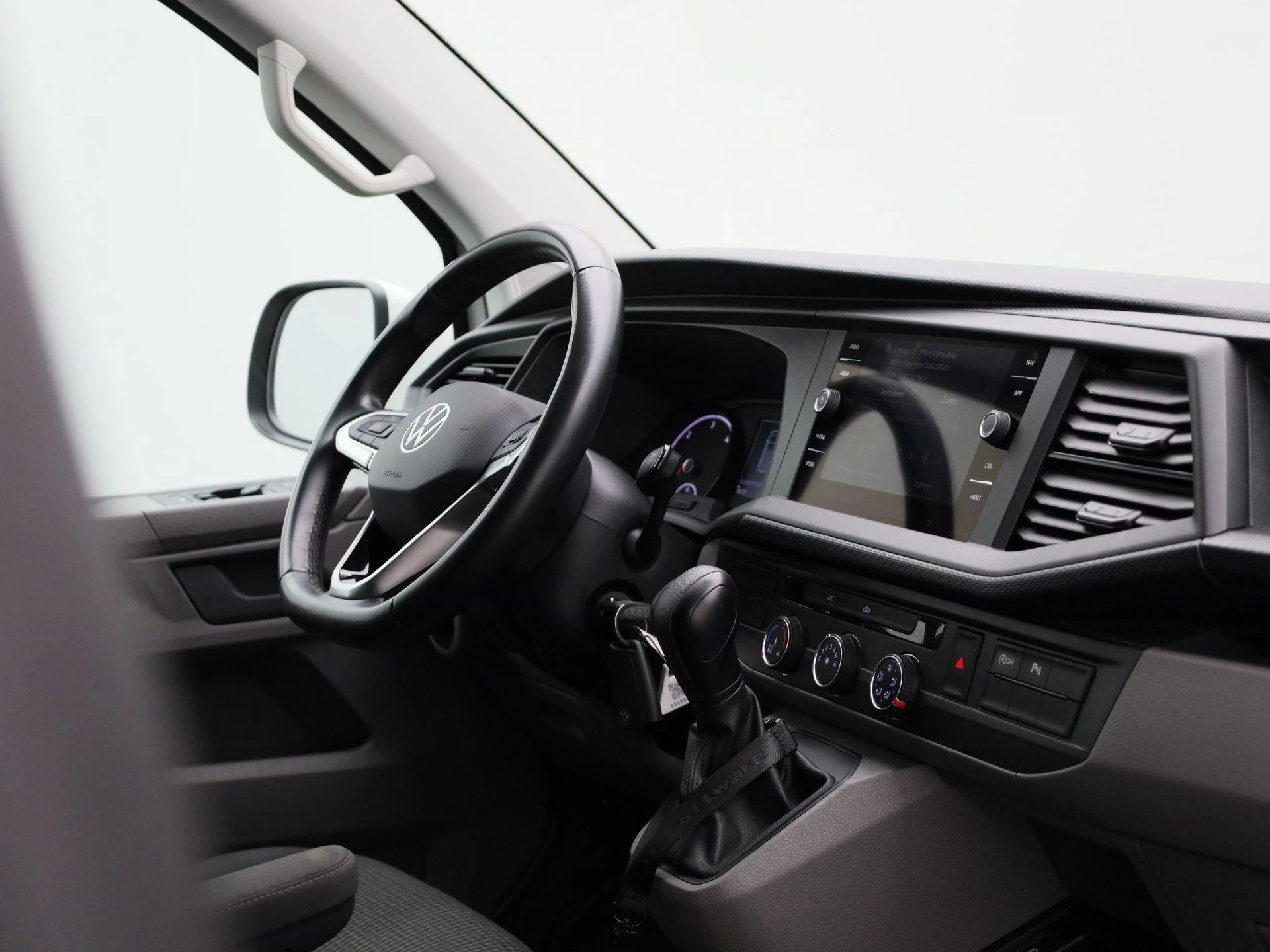 Volkswagen-Transporter-image-6