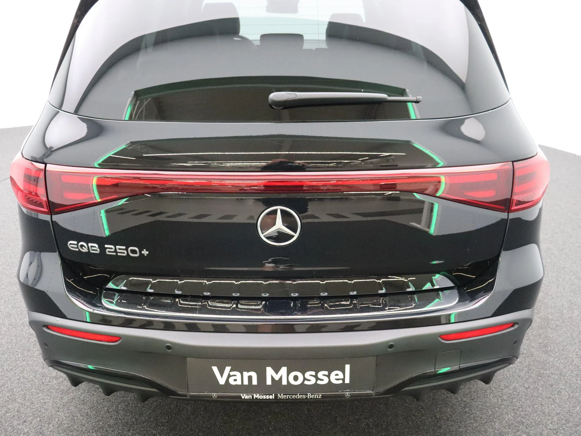Mercedes-Benz-EQB-image-17