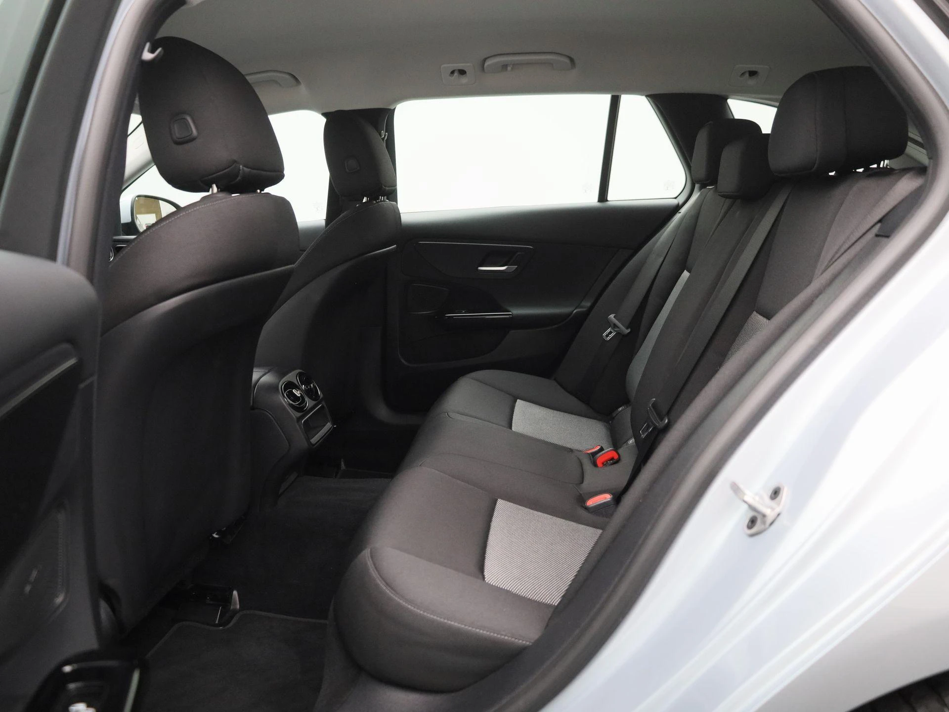 Mercedes-Benz-C-Klasse-image-10