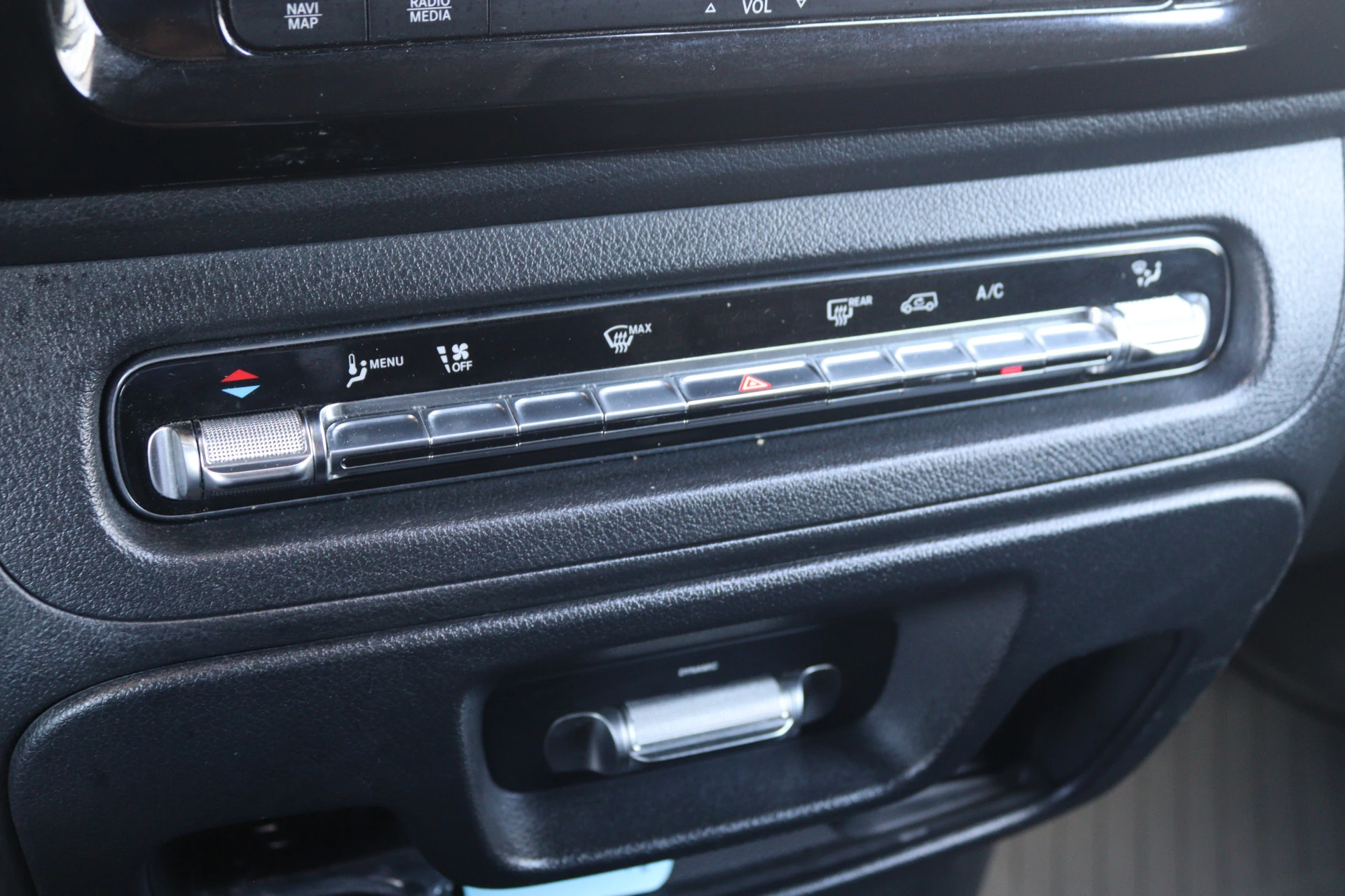Mercedes-Benz-Vito-image-9