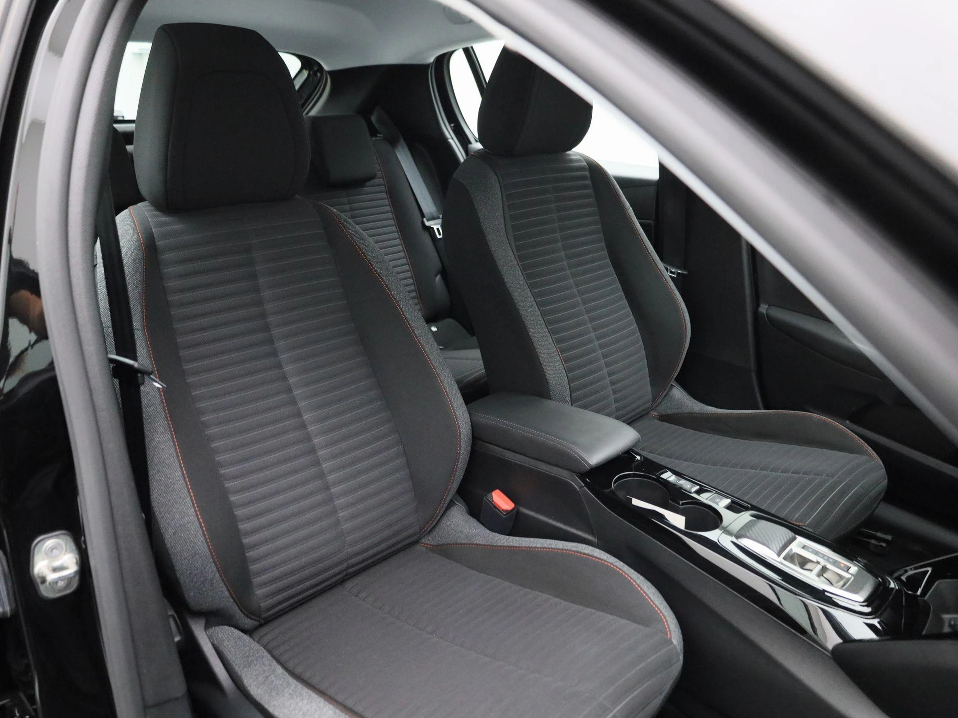 Peugeot-e-208-image-32
