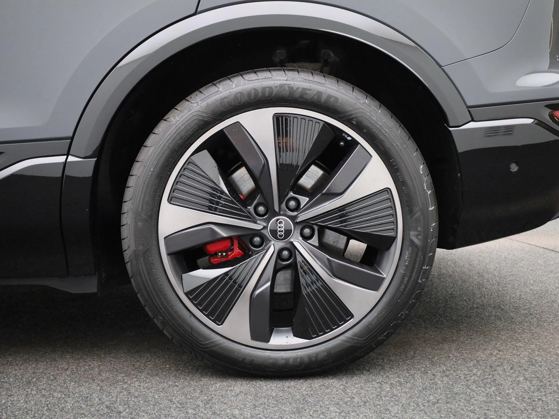 Audi-Q6 e-tron-image-12