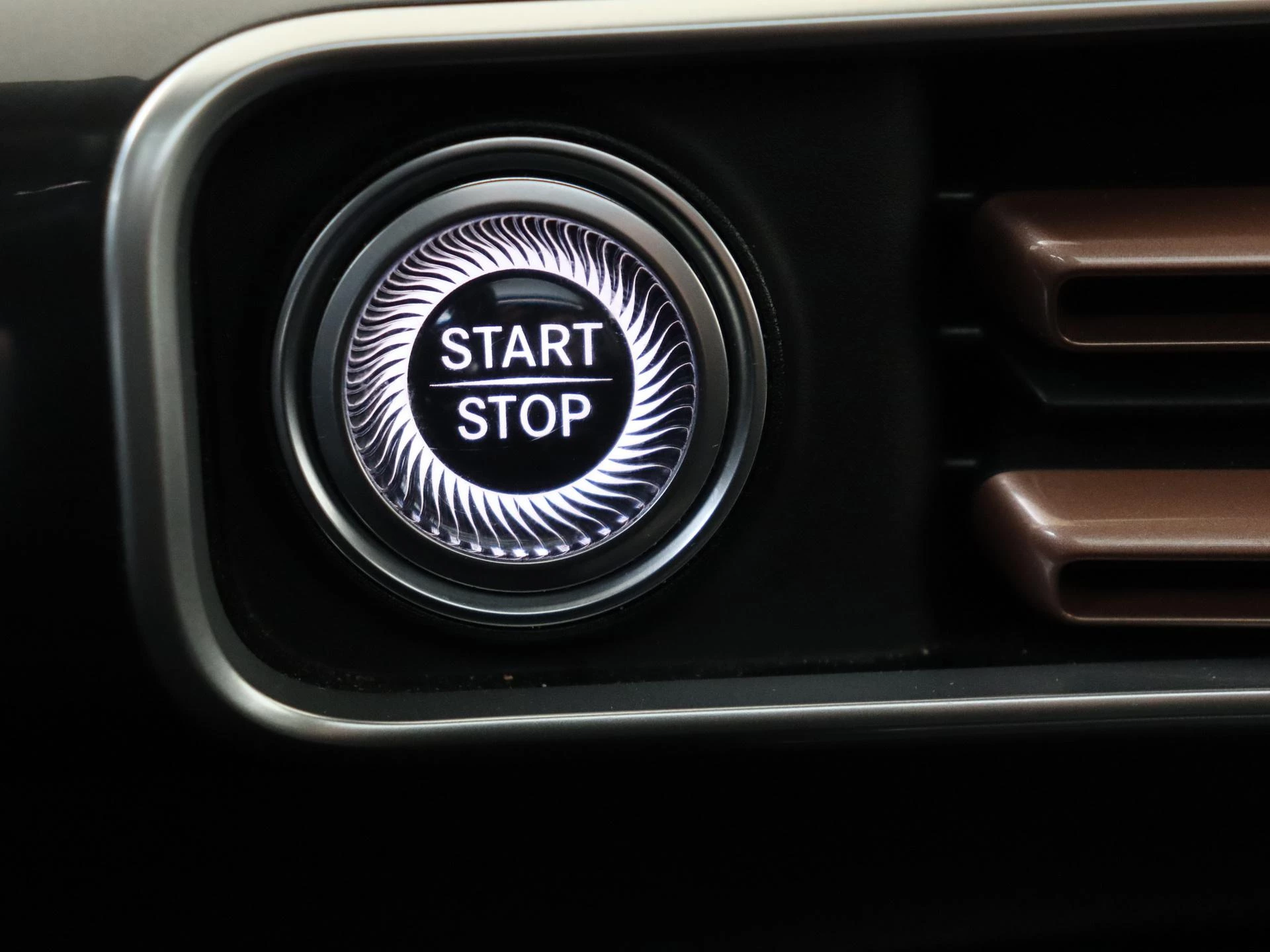 Mercedes-Benz-EQC-image-24