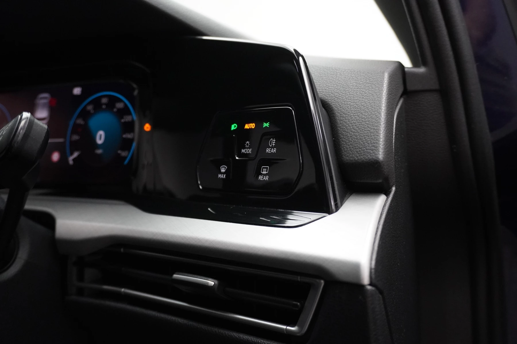 Volkswagen-Golf-image-29