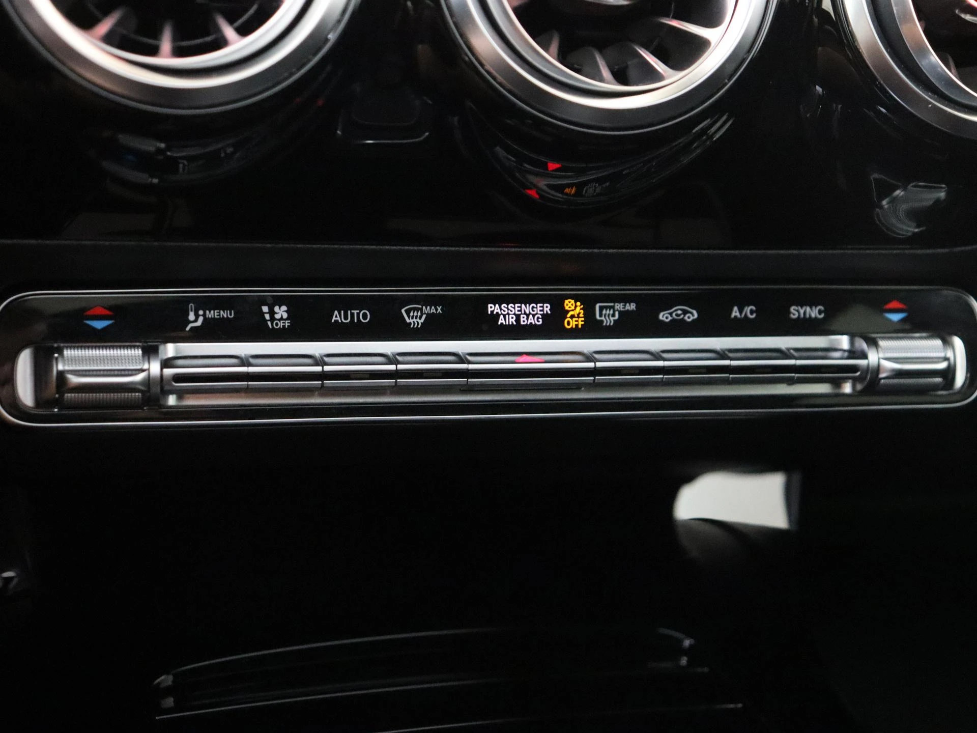 Mercedes-Benz-CLA-image-18