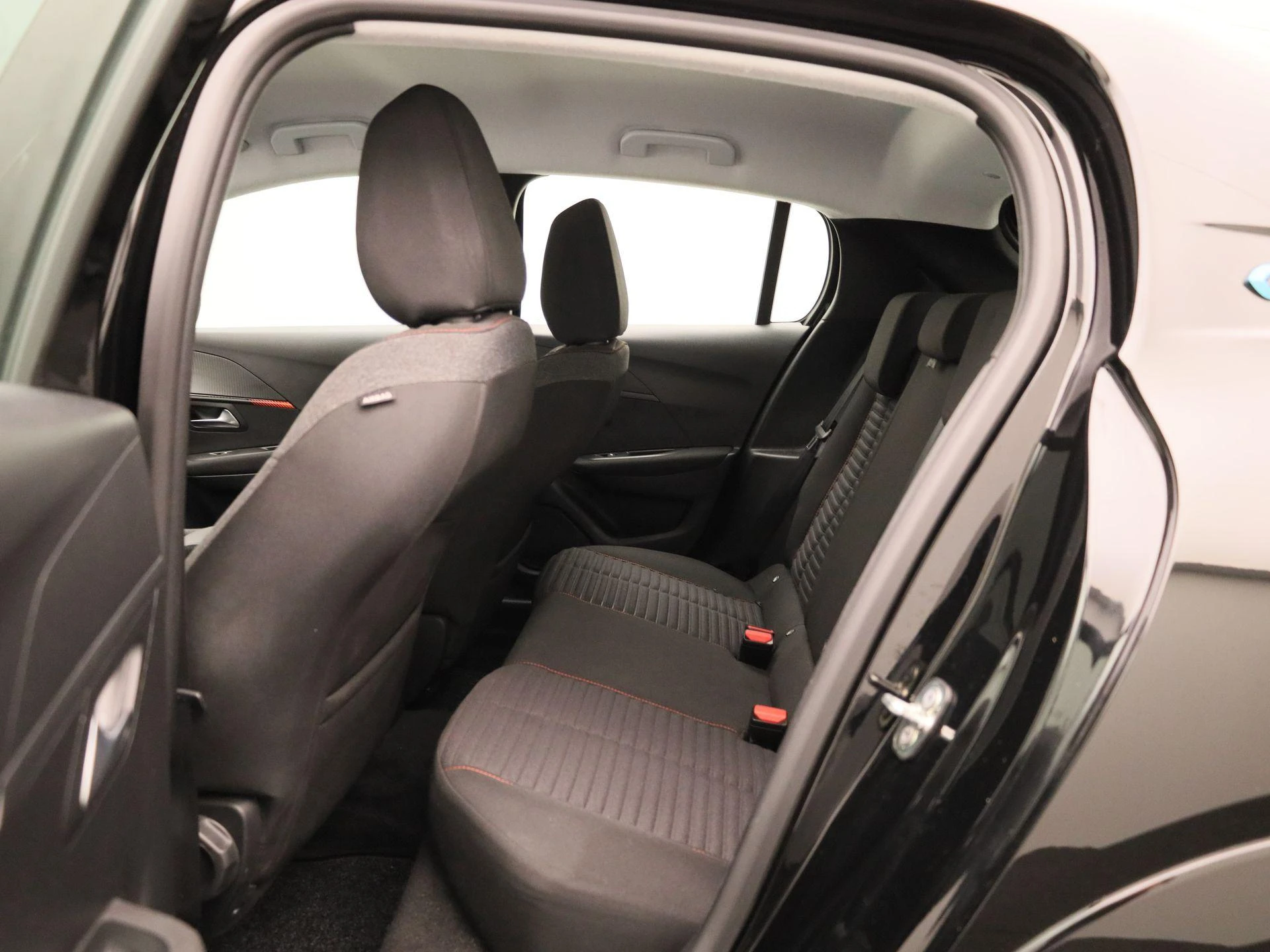 Peugeot-e-208-image-10