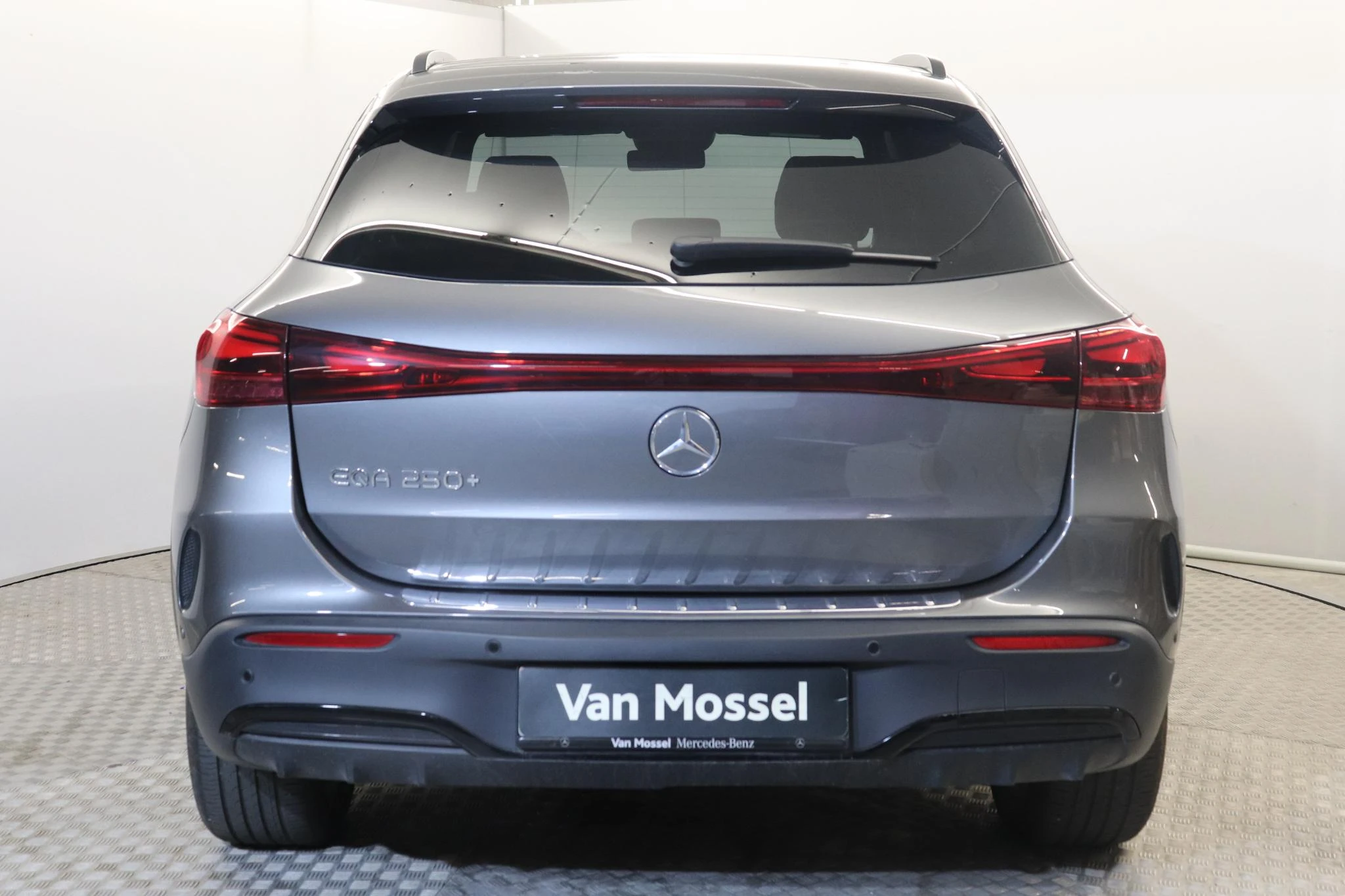 Mercedes-Benz-EQA-image-2