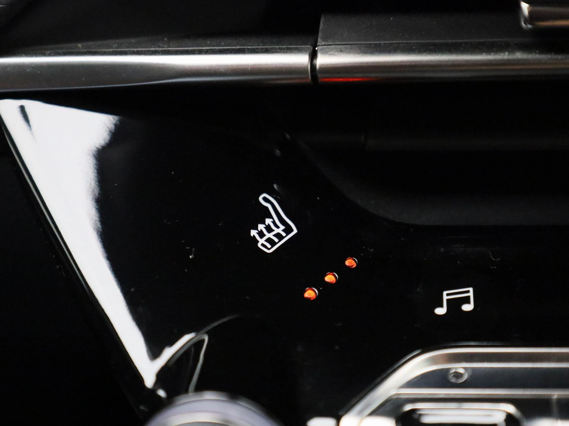 Peugeot-e-208-image-28