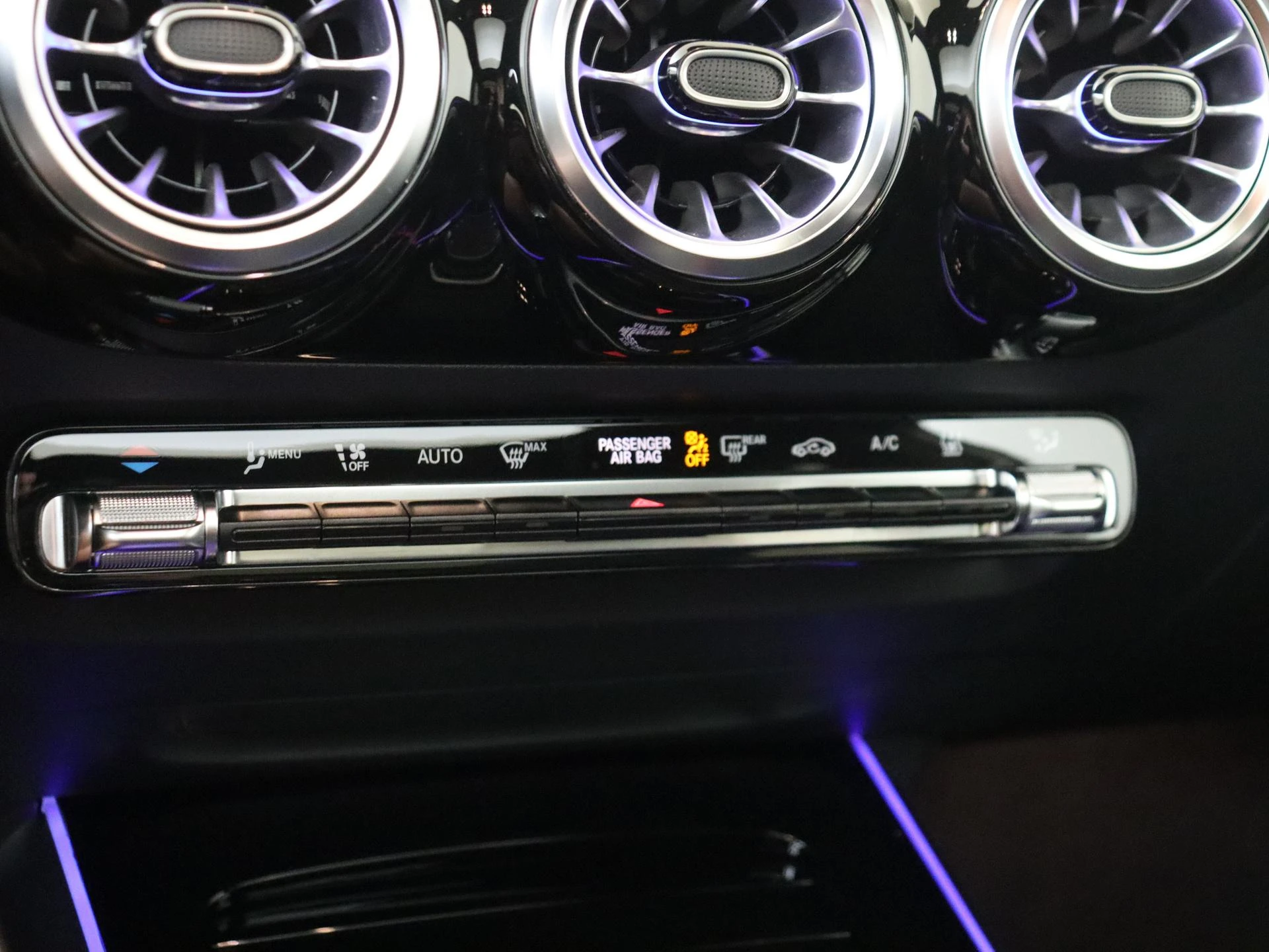 Mercedes-Benz-GLA-image-19