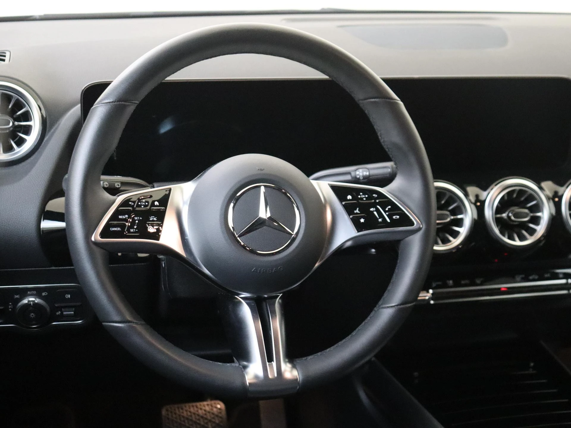 Mercedes-Benz-GLA-image-8