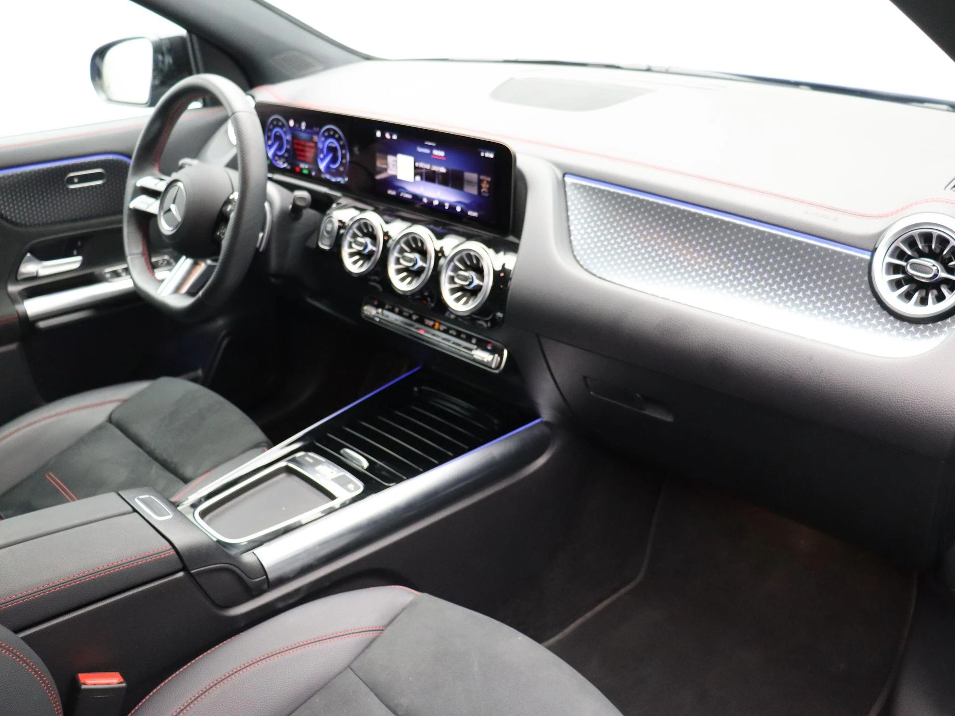 Mercedes-Benz EQA 250+ AMG Line + CARLAY + NIGHTPAKKET + CAMERA +