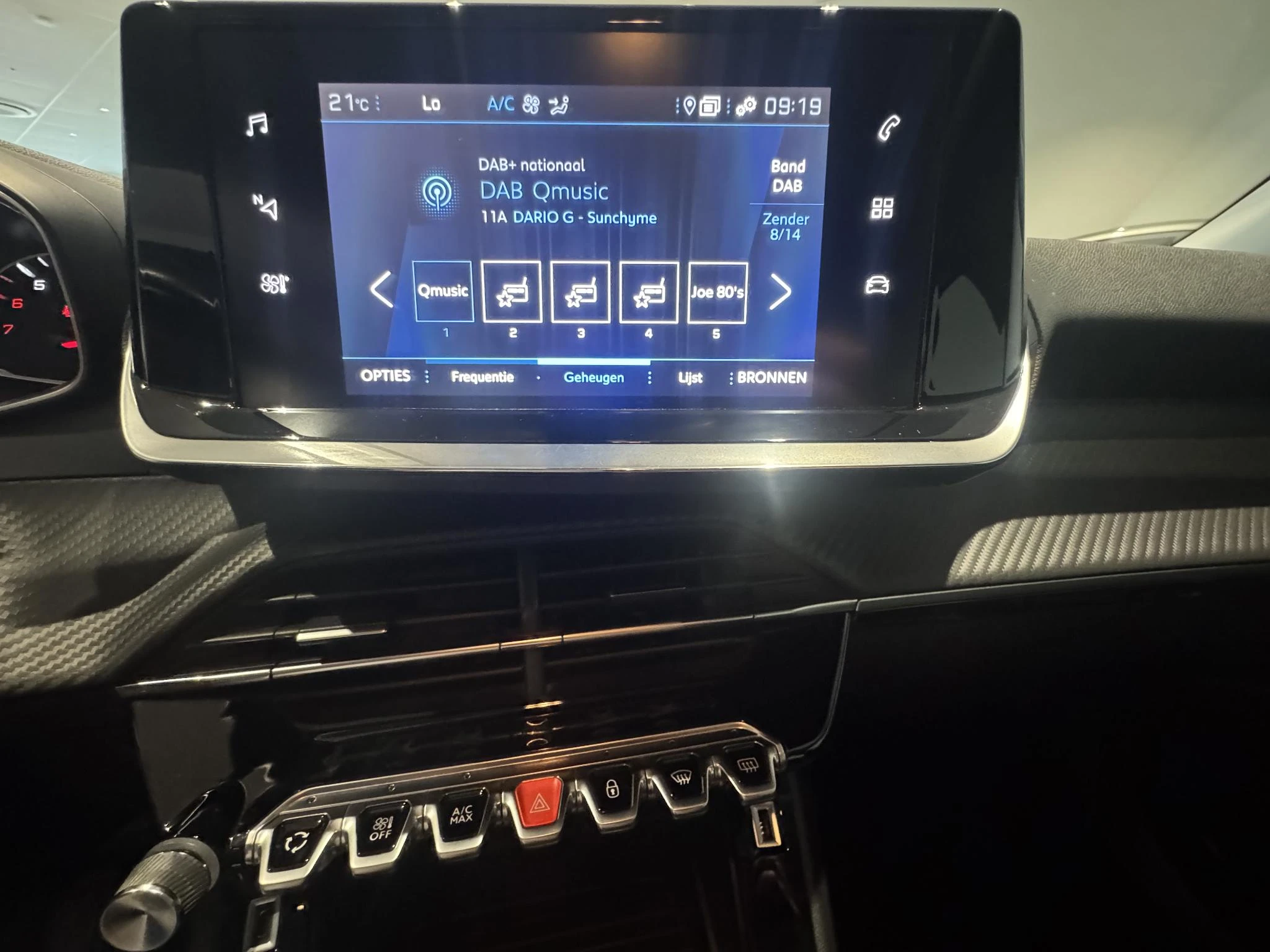 Peugeot-2008-image-25
