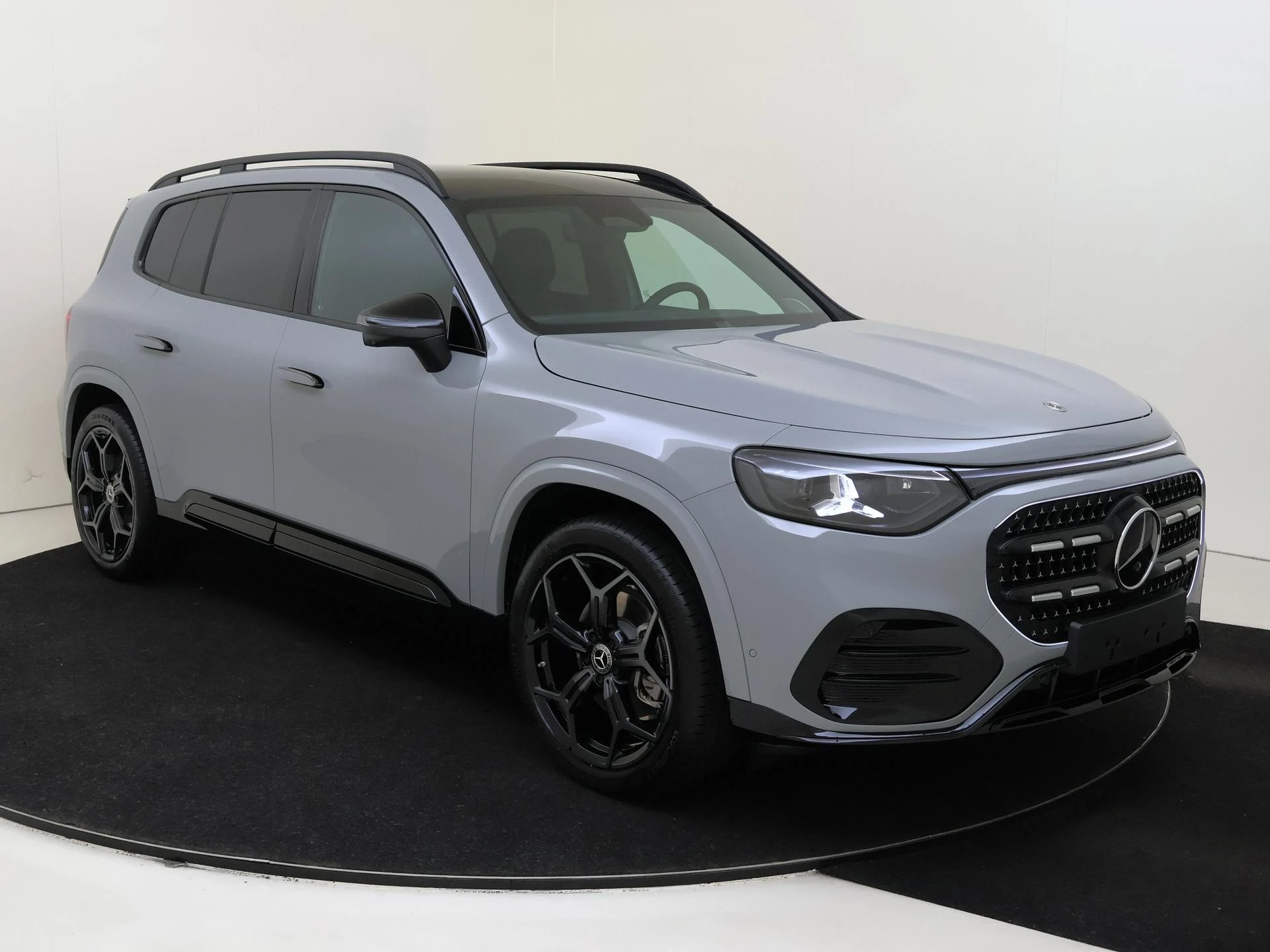 Mercedes-Benz-GLB-image-1