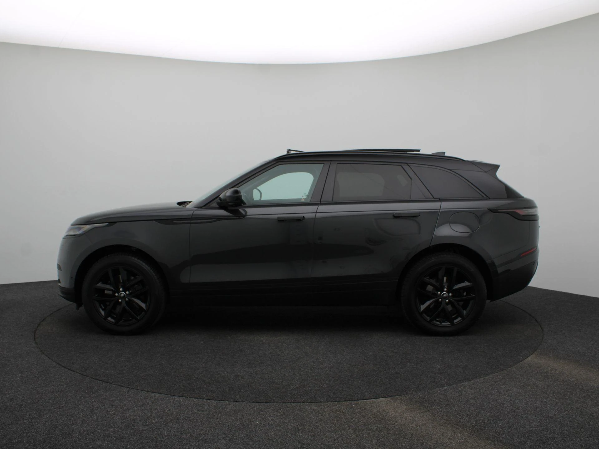 Land Rover-Range Rover Velar-image-4