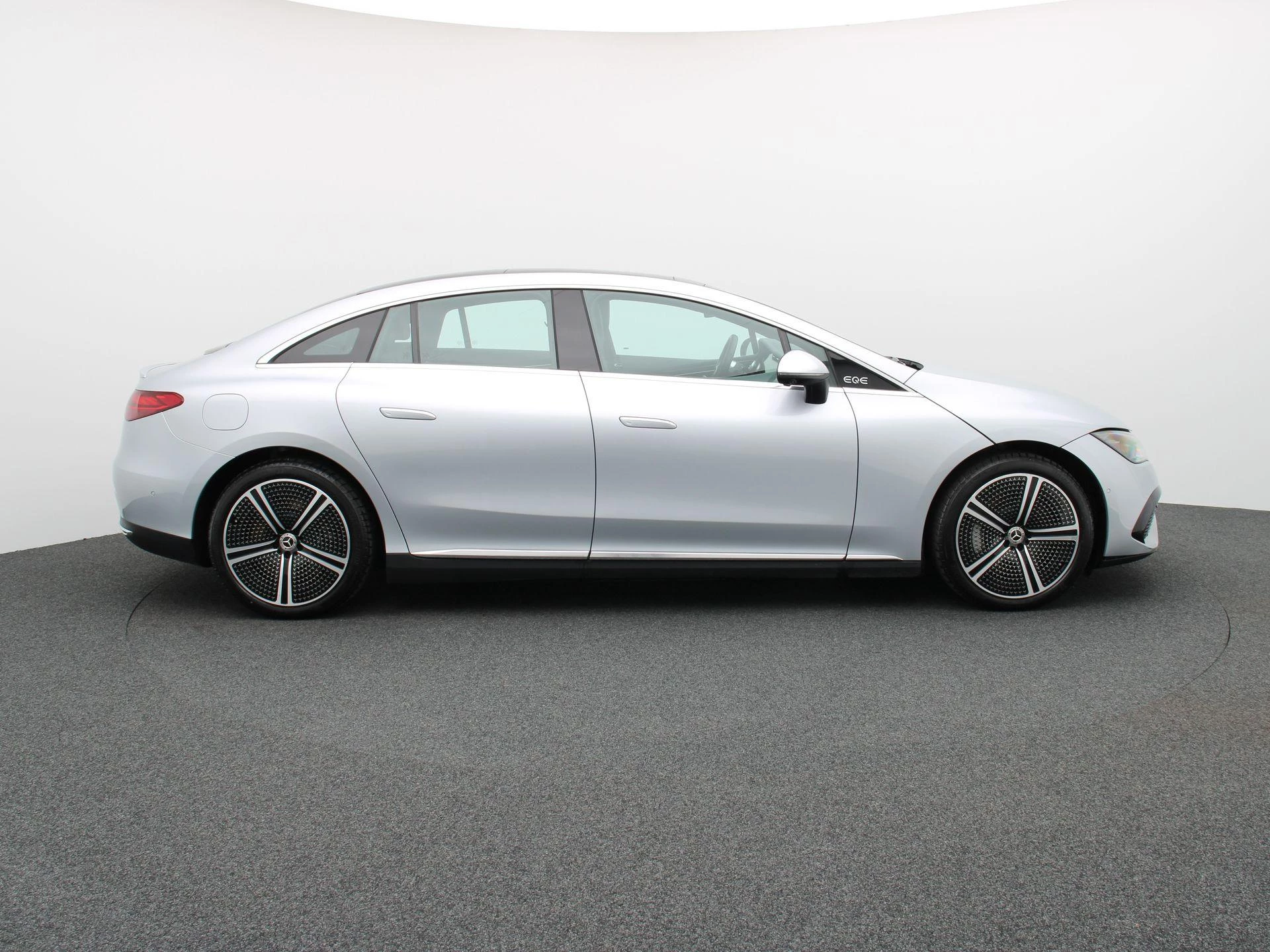 Mercedes-Benz-EQE-image-5