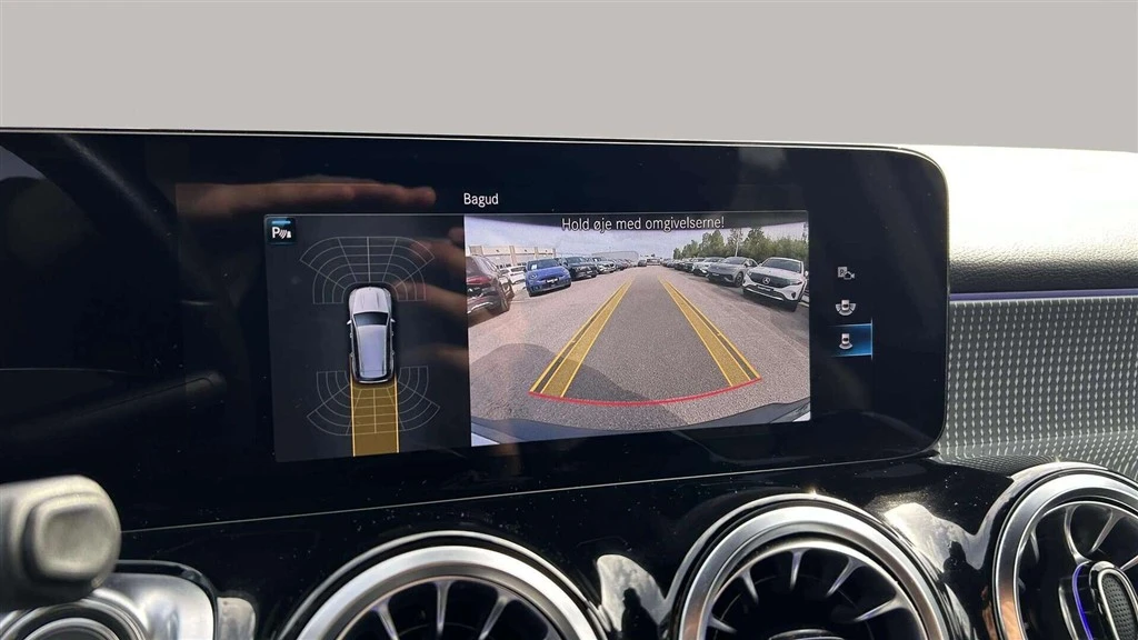 Mercedes-Benz-EQB-image-16