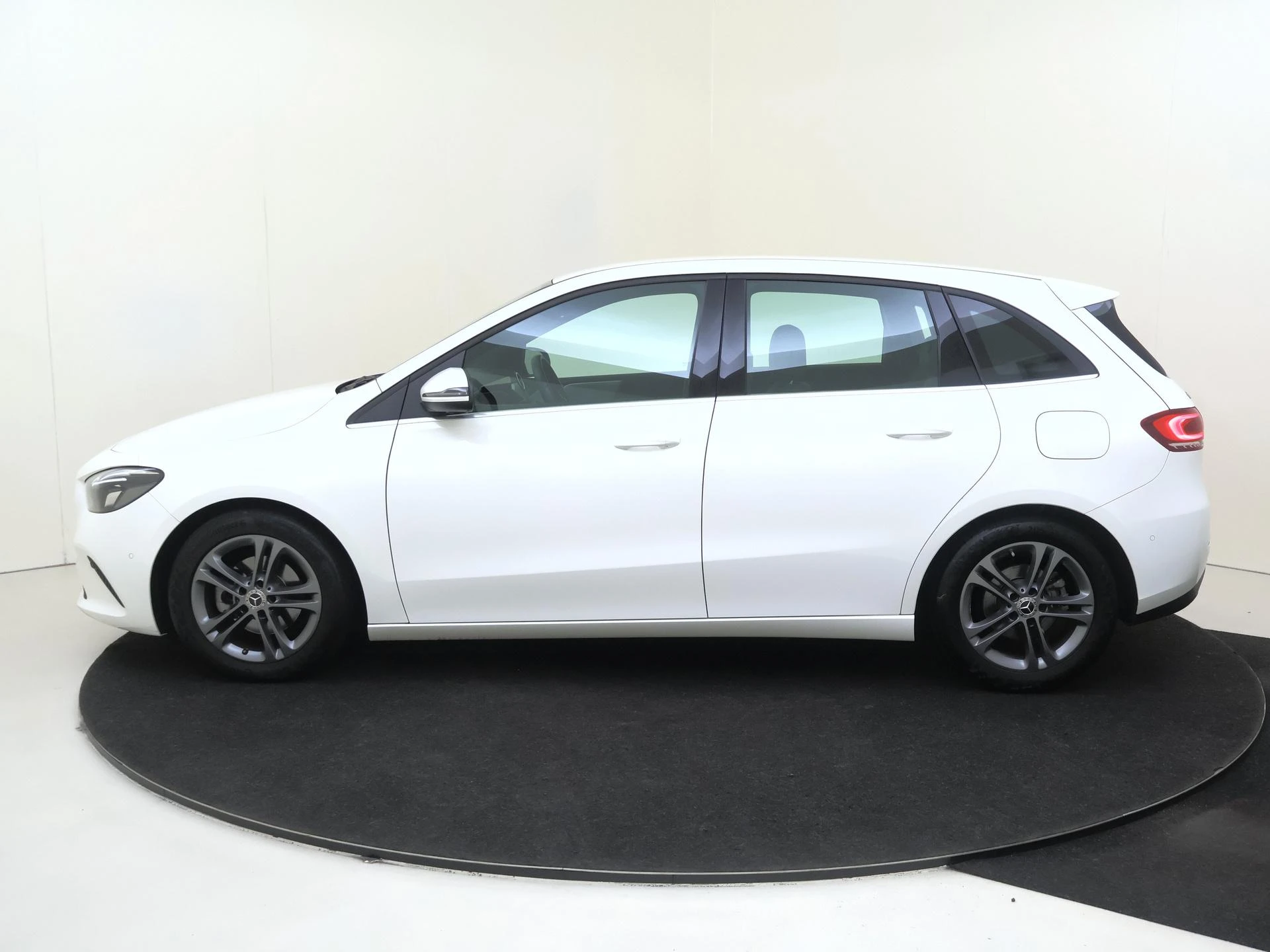 Mercedes-Benz-B-Klasse-image-7