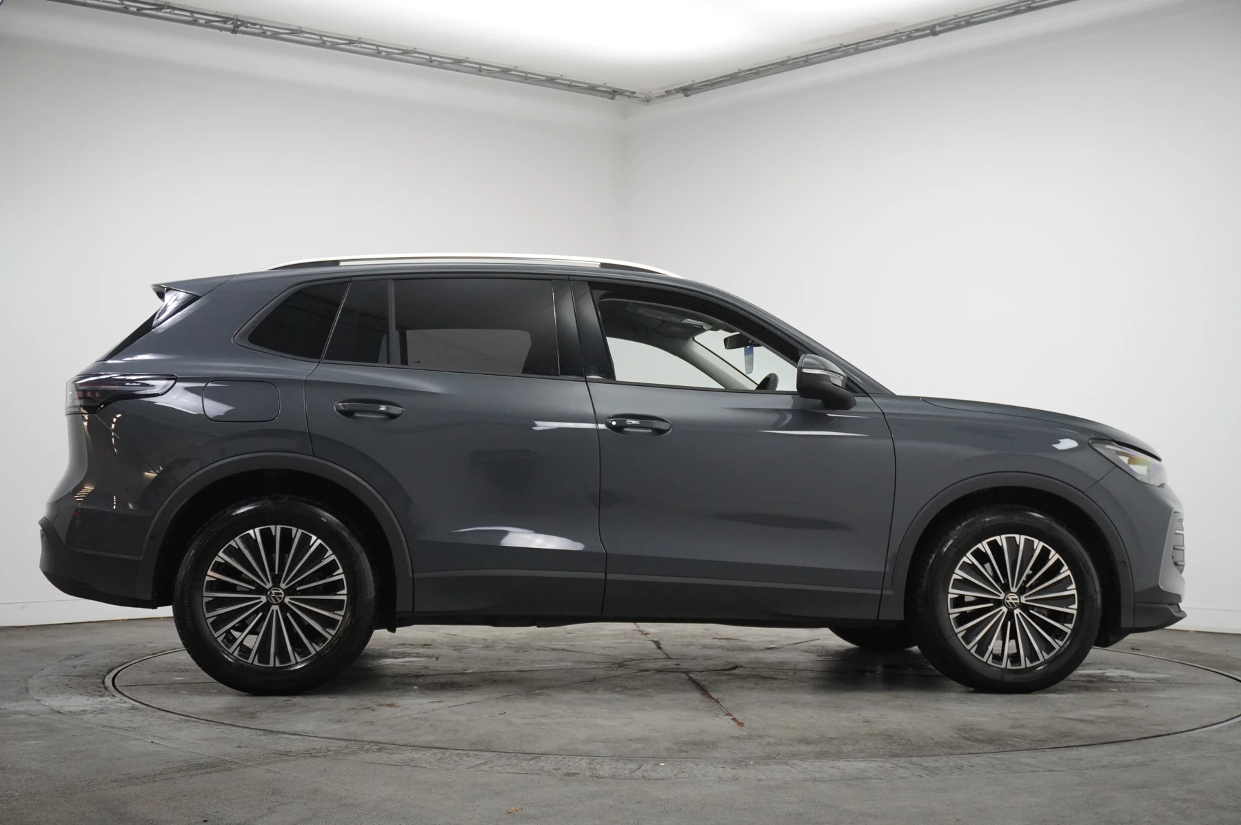 Volkswagen-Tiguan-image-3