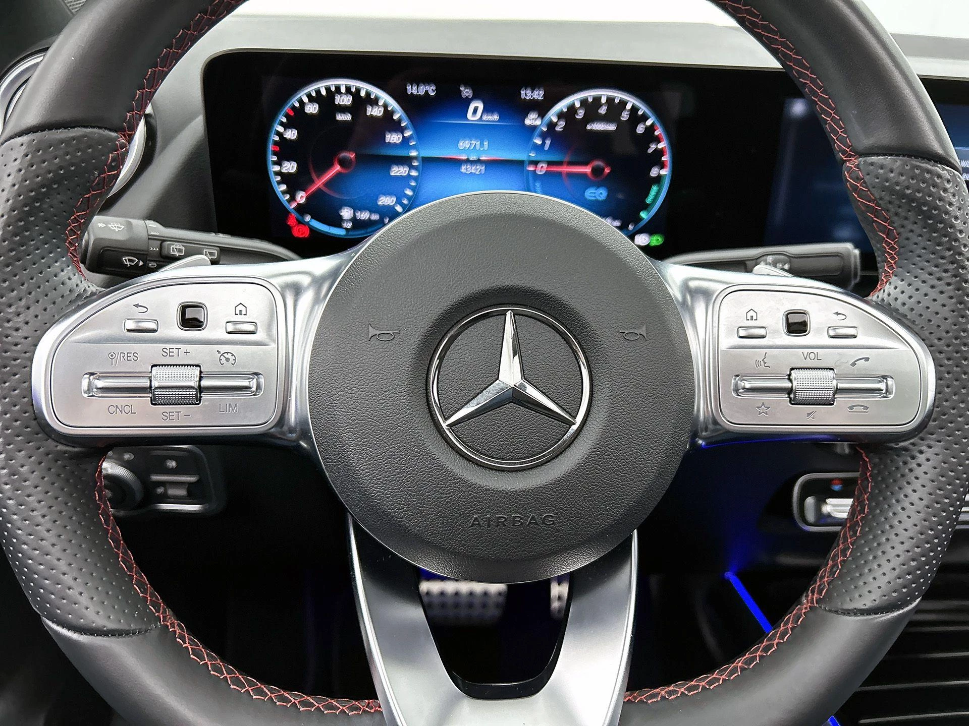 Mercedes-Benz-GLA-image-43