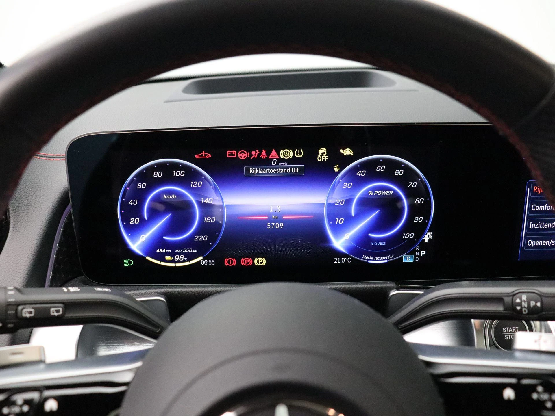Mercedes-Benz-EQB-image-15