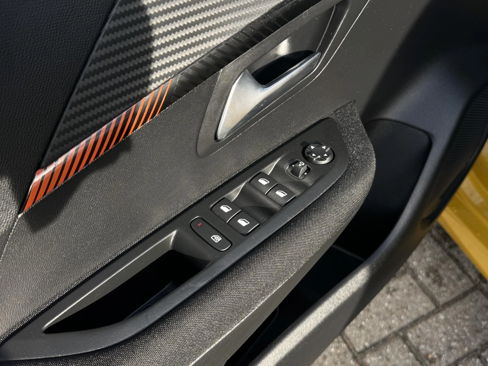 Peugeot-e-208-image-9
