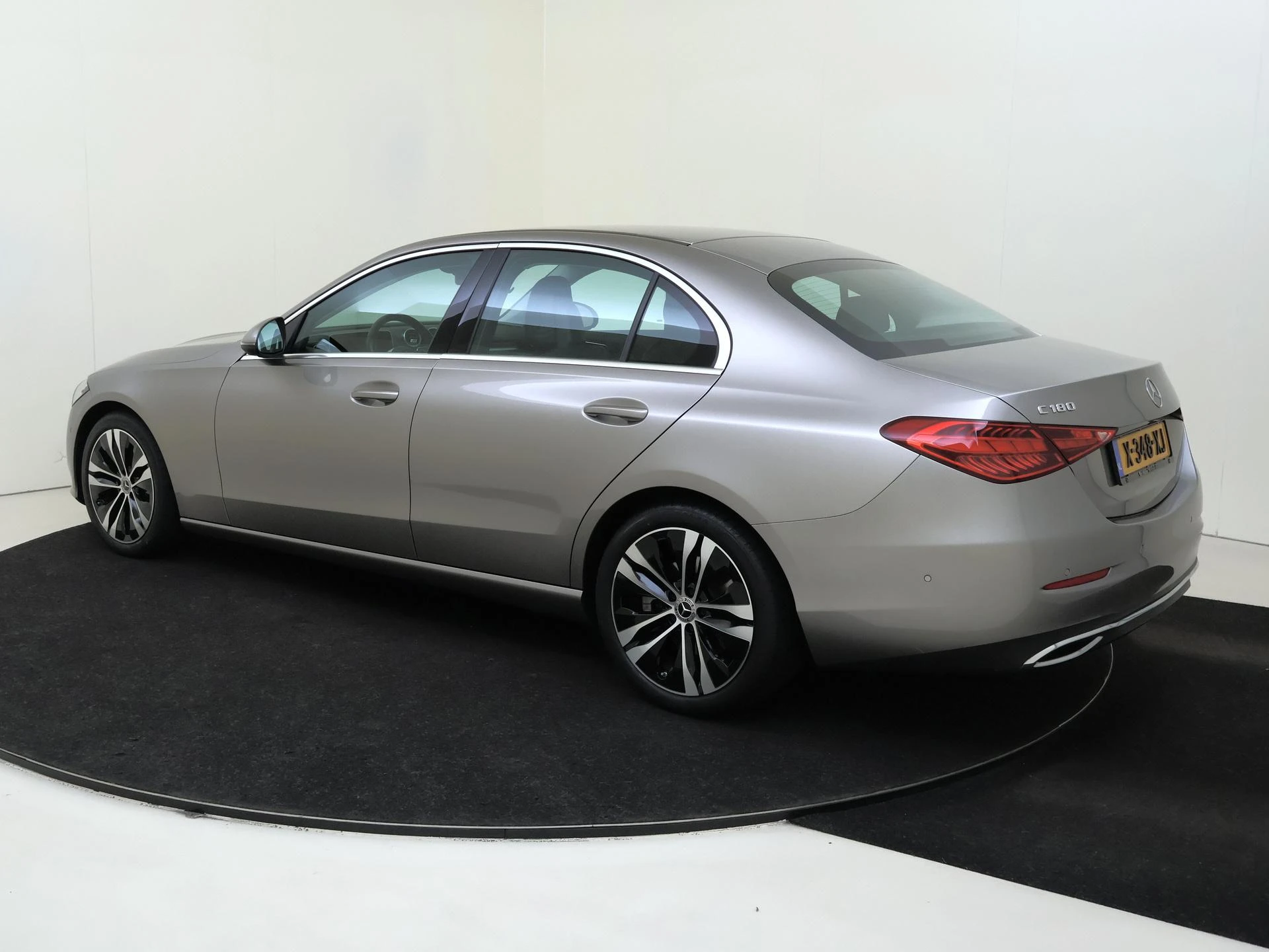 Mercedes-Benz-C-Klasse-image-2