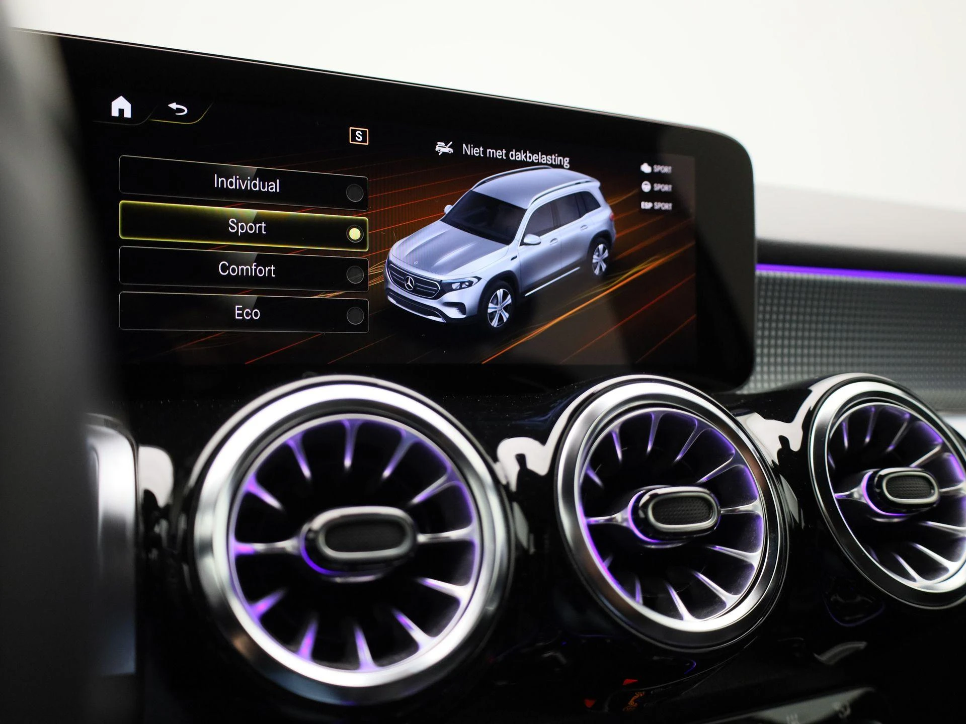 Mercedes-Benz-EQB-image-28
