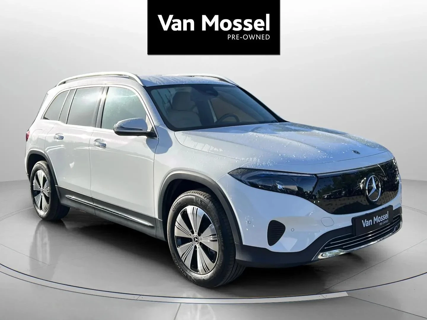 Mercedes-Benz-EQB-image-2