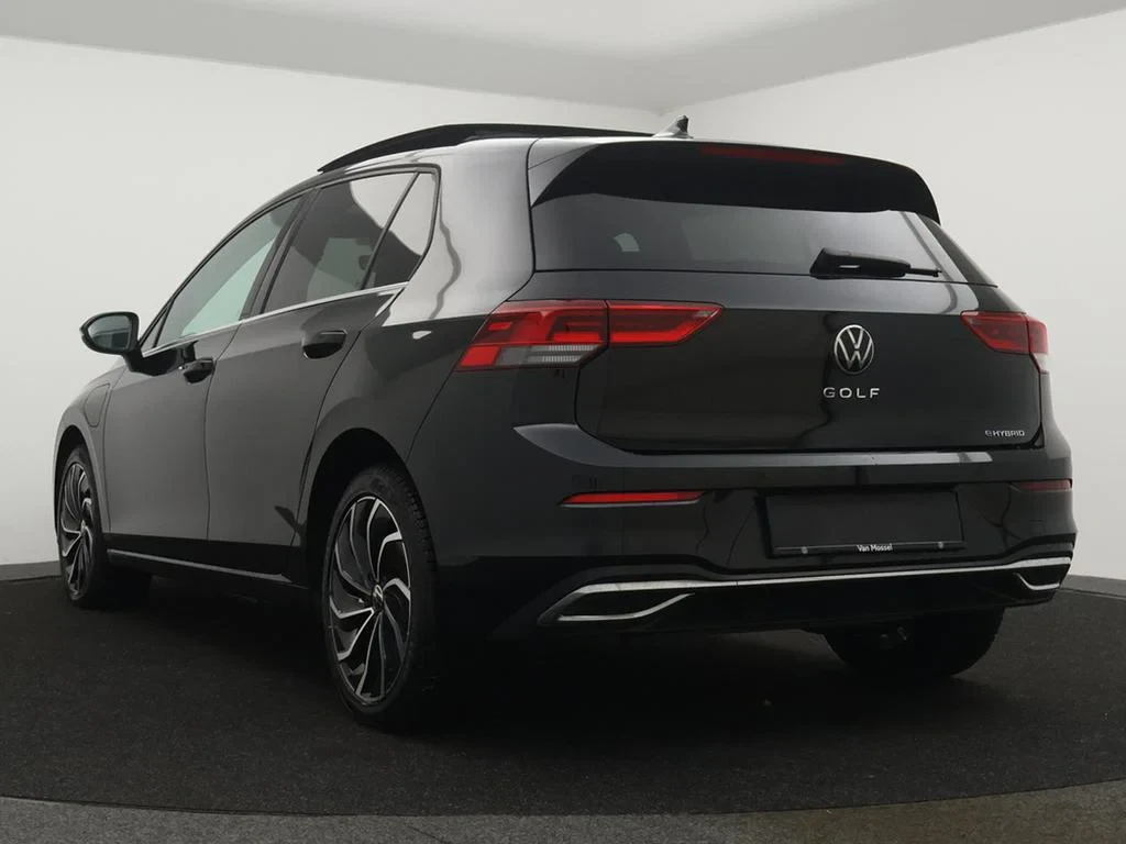 Volkswagen-Golf-image-23