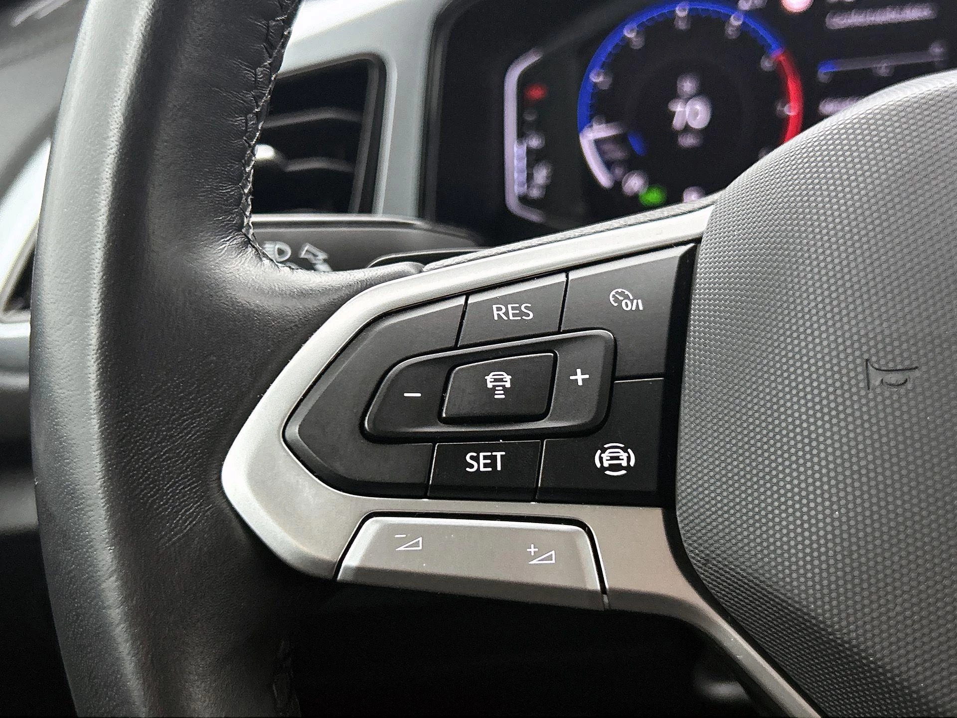 Volkswagen-T-Roc-image-5