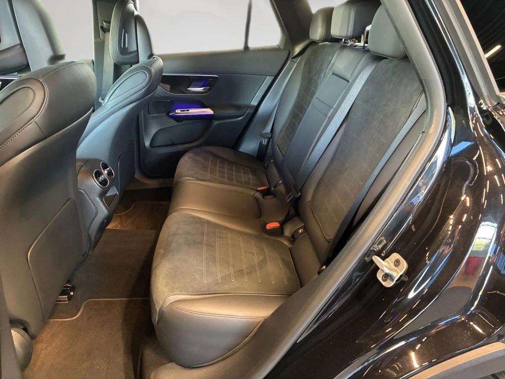 Mercedes-Benz-GLC 300 d-image-9